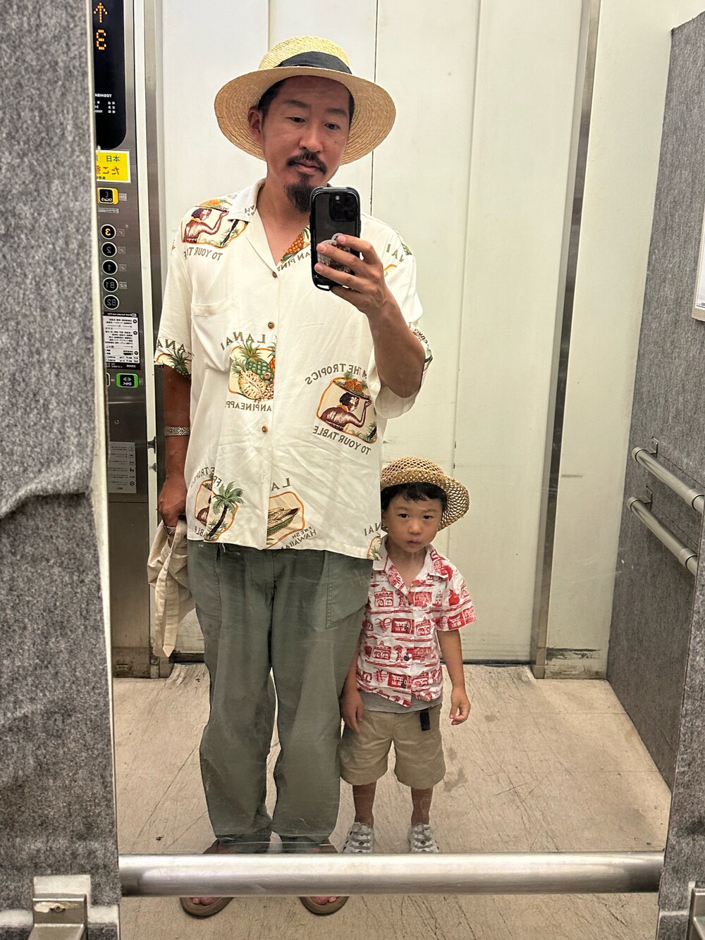 ホワイト系のシャツ/ブラウス、グリーン系のカーゴパンツ、ベージュ系のサンダルを着用したメンズの夏コーディネートの1枚目の写真