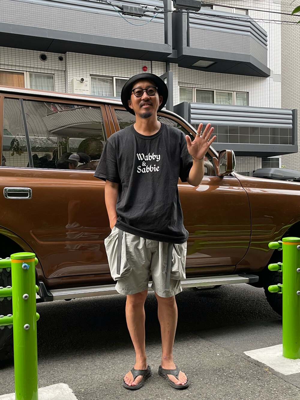 「夏、休日スタイル、ootd、outfit、カジュアル、HOKAONEONE、naughtycamp、tacoma fuji records、halocommdity、ショーツ、ハット、大人カジュアル、サンダル」｜「TACOMA FUJI RECORDSのアイテム（Tシャツ/カットソー、ブラック系）」を使った、macoさん（メンズ・180cm）の夏コーディネートの1枚目の写真