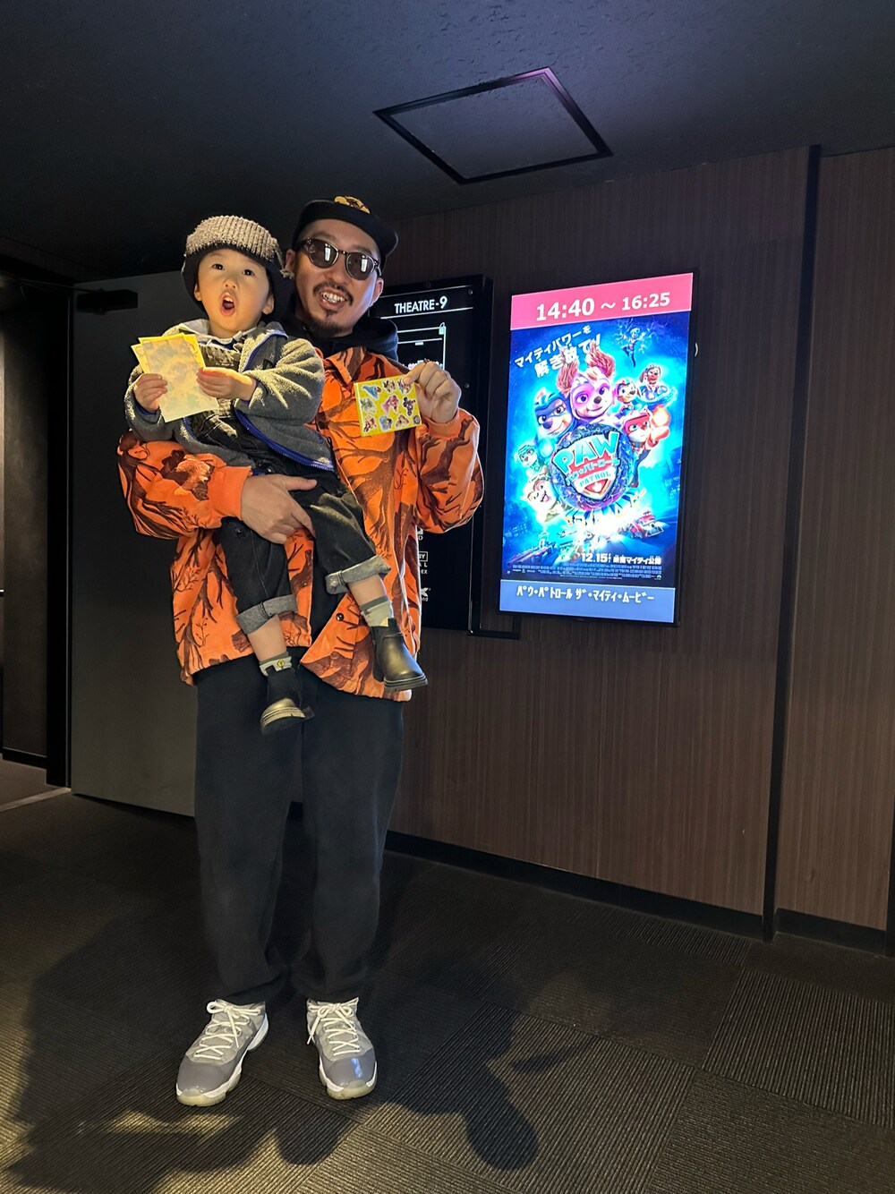 ブラック系のスウェットパンツ、グレー系のスニーカー、オレンジ系のその他アウターを着用したメンズの冬コーディネートの1枚目の写真