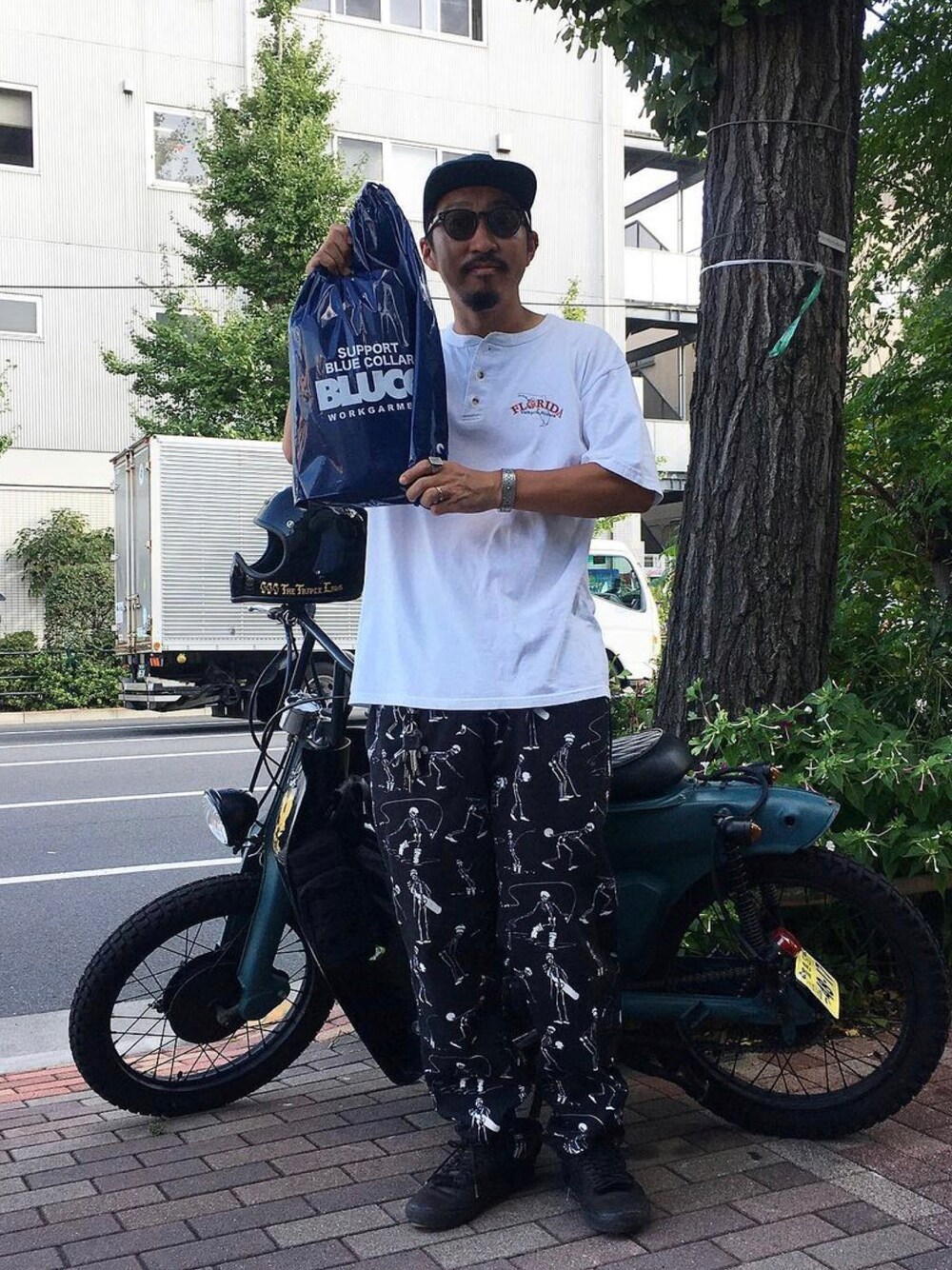 ホワイト系のTシャツ/カットソー、ブラック系のその他パンツ、ブラック系のスニーカーを着用したメンズの秋コーディネートの1枚目の写真