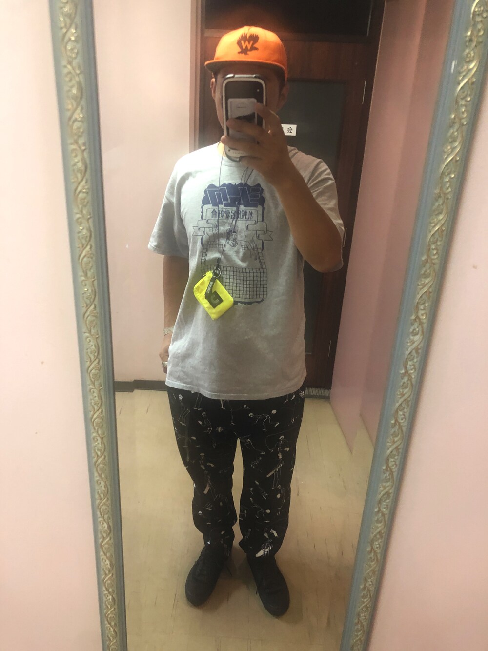 グレー系のTシャツ/カットソー、ブラック系のその他パンツ、ブラック系のスニーカーを着用したメンズの夏コーディネートの1枚目の写真