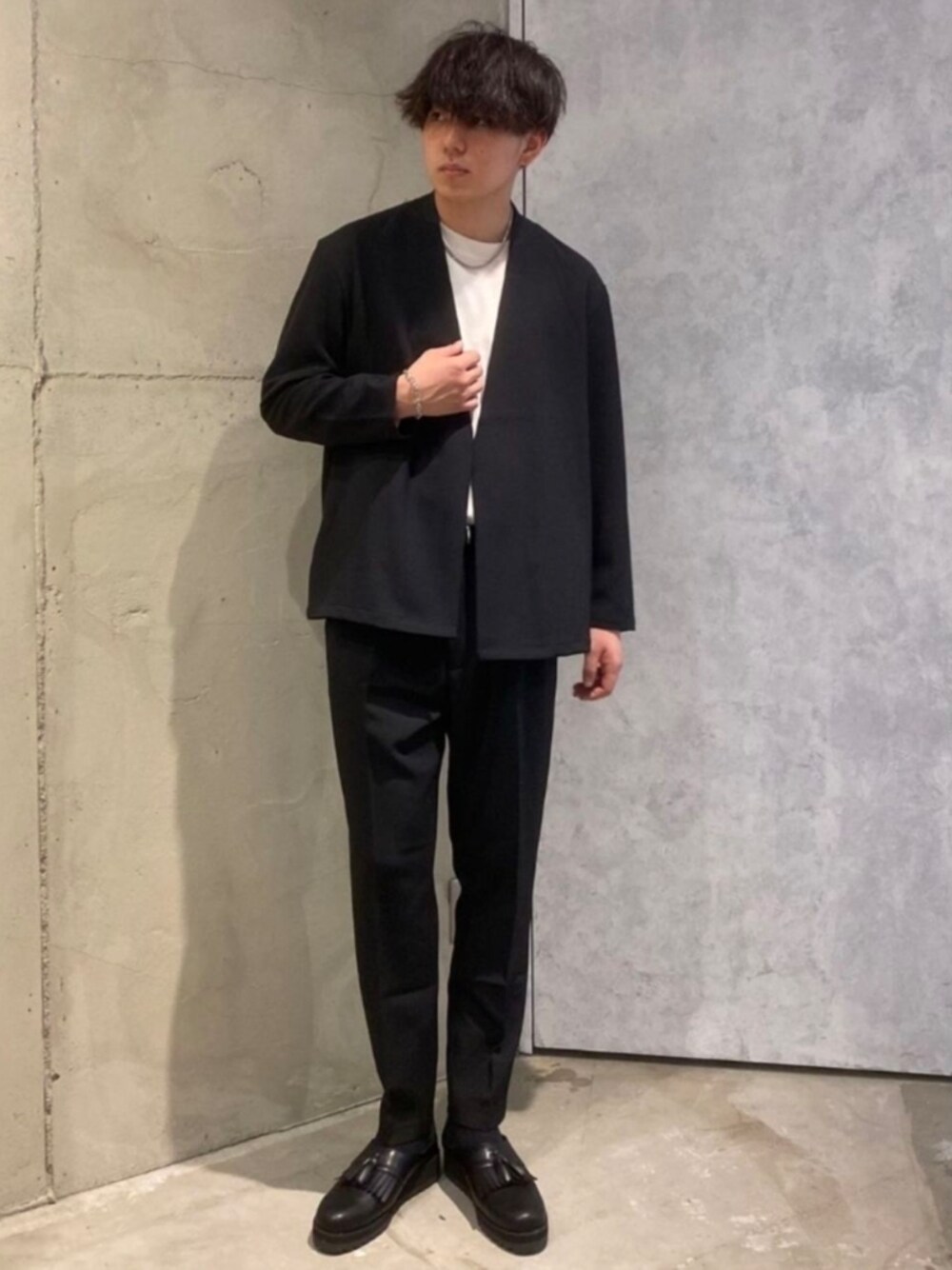 ブラック系のノーカラージャケット、ブラック系のその他パンツ、ブラック系のその他シューズを着用したメンズの秋コーディネートの1枚目の写真