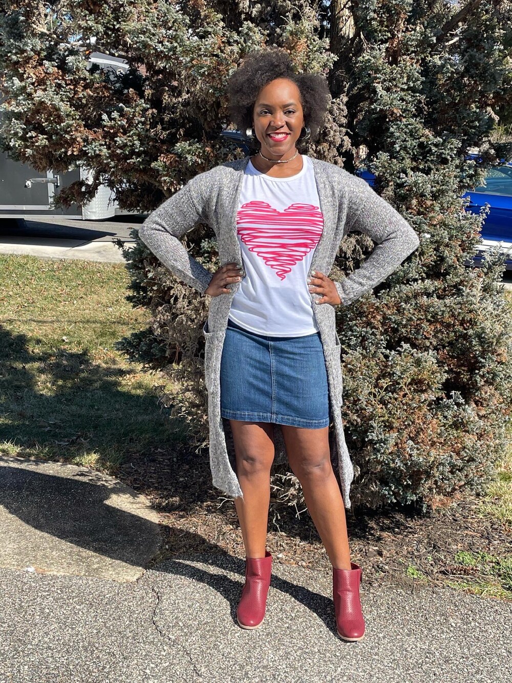 ホワイト系のシャツ/ブラウスを着用したレディースの春コーディネートの1枚目の写真