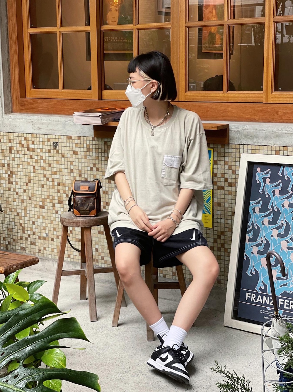 ブラック系のスニーカーを着用したレディースの夏コーディネートの1枚目の写真