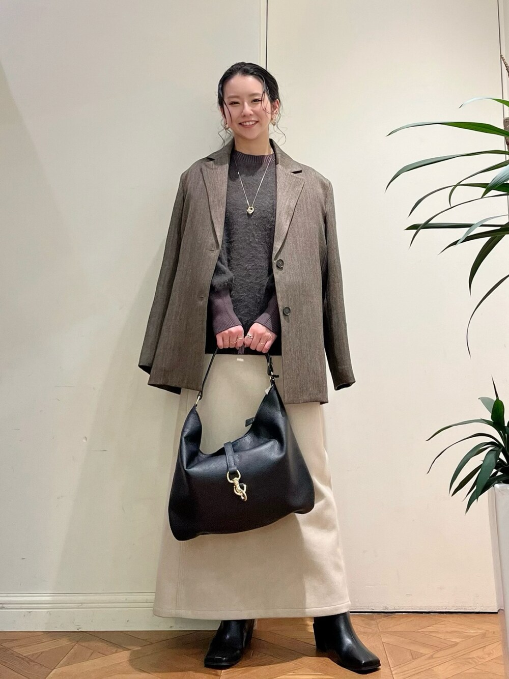 「冬のコーデ、冬アウター、おでかけコーデ、今日のコーデ、大人女子、きれいめカジュアル、キレイめ、冬、ジャケット、ベージュ、ツイード、ニット、ブラウン、フェザー」｜「KATHARINE ROSSの【Pillini/ピリーニ】フェザーヤーンニット（ニット/セーター、ブラウン系）」を使った、KATHARINEROSS さん（骨格ウェーブ・レディース・152cm）の冬コーディネートの1枚目の写真