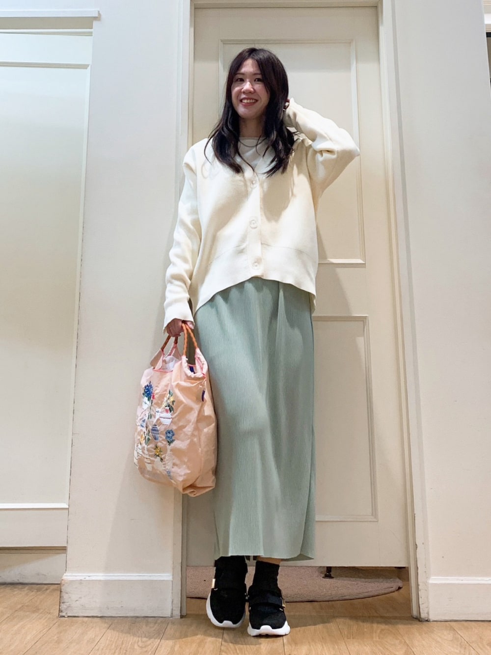 「おでかけコーデ、キレイめカジュアル、オトナカジュアル、休日スタイル、春コーデ、春、オトナ女子、30代コーデ、40代ファッション、ナロースカート、ミントグリーン、Vネック、春カラー、骨格ウェーブ、KATHARINE ROSS」｜「KATHARINE ROSSの【KATHARINE ROSS】 軽量畦Ｖネックカーディガン（カーディガン/ボレロ、ホワイト系）」を使った、KATHARINEROSS さん（骨格ウェーブ・レディース・163cm）の春コーディネートの1枚目の写真