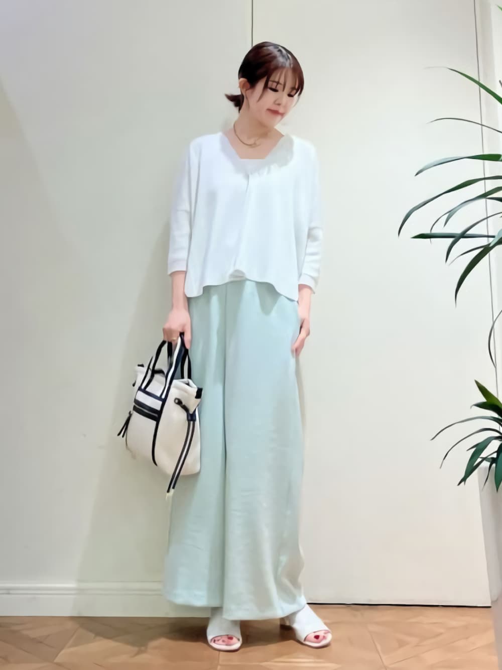 「春めき満開コーデ、春コーデ、パンツスタイル、はるコーデ、ママコーデ、ママファッション、ワイドパンツ、ミントグリーン、カジュアルスタイル、きれいめカジュアル、カーディガン、ホワイト、大人女子、通勤コーデ、KATHARINE ROSS」｜「KATHARINE ROSSの【KATHARINE ROSS】12Gサラッとラメカーディガン（カーディガン/ボレロ、ホワイト系）」を使った、KATHARINEROSS さん（骨格ウェーブ・レディース・164cm）の春コーディネートの1枚目の写真