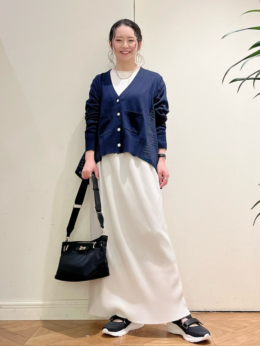 「はるコーデ、春コーデ、カーディガン、ネイビー、レイヤードスタイル、ラクチンコーデ、オトナカワイイ、オトナカジュアル、きれいめカジュアル、休日スタイル、おでかけコーデ、スカート、アイボリー、骨格ウェーブ、KATHARINE ROSS」｜「KATHARINE ROSSの【Pillini/ピリーニ】クリスタルプリーツナロースカート（スカート、ホワイト系）」を使った、KATHARINEROSS さん（骨格ウェーブ・レディース・153cm）の春コーディネートの1枚目の写真