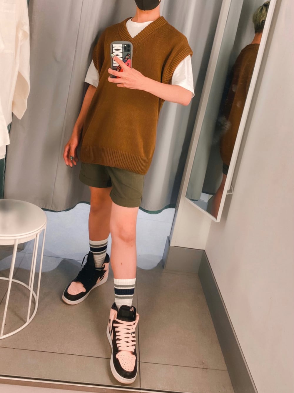 「ニットベスト、トラヴィス スコット、H&M、ZARA、エアジョーダン、エアジョーダン1」｜「H&Mのアイテム（Tシャツ/カットソー、ホワイト系）」を使った、ともちゃんさん（メンズ・164cm）の夏コーディネートの1枚目の写真