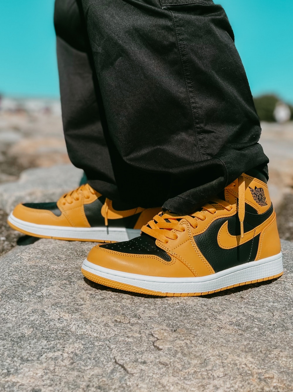「aj1、エアジョーダン、エアジョーダン1、ハイカットスニーカー、H&M、ペインターパンツ、足元倶楽部、スニーカーコーデ、ストリートコーデ、ストリートファッション、だぼだぼ、お洒落さんとつながりたい、スニーカー好きと繋がりたい、ジョーダン1、ジョーダン」｜「H&Mのアイテム（その他パンツ、ブラック系）」を使った、ともちゃんさん（メンズ・164cm）の秋コーディネートの1枚目の写真