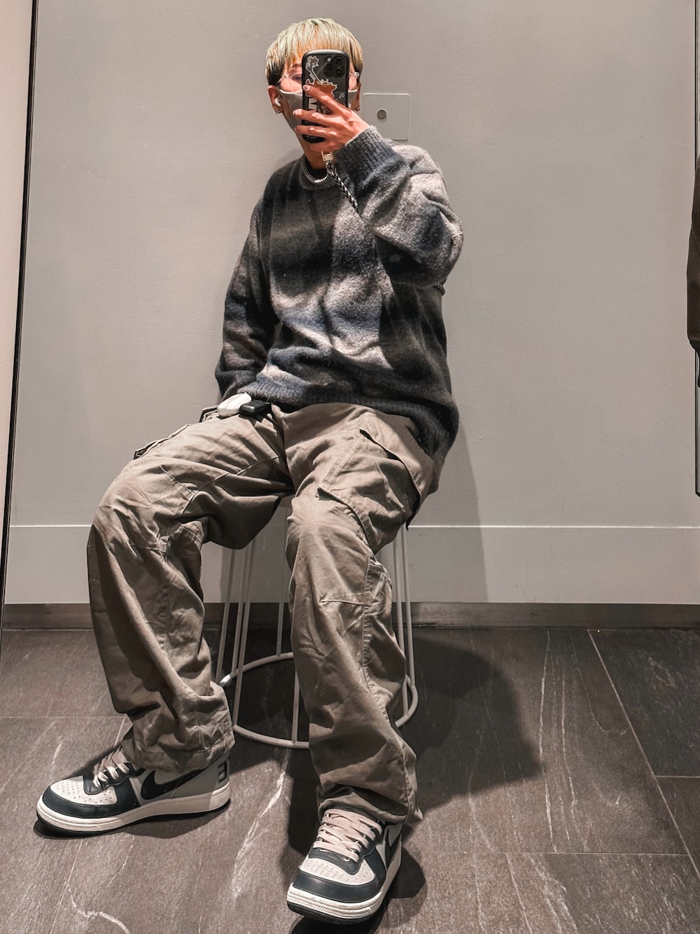 「Nike terminator、スニーカー、カジュアルコーデ、冬コーデ、いいね、save、フォローお願いします🤑、韓国ファッション、お洒落さんとつながりたい、ストリートファッション、カーゴパンツ、低身長コーデ、低身長男子、スニーカー好きと繋がりたい、NIKE、ターミネーター、シンプルスタイル」｜「H&Mのアイテム（ニット/セーター、ブルー系）」を使った、ともちゃんさん（メンズ・165cm）の冬コーディネートの1枚目の写真