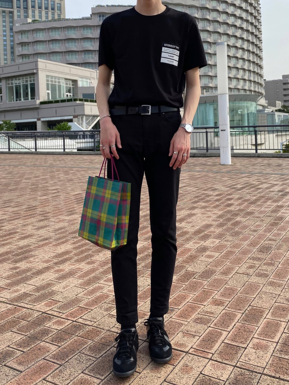 「オールブラック、オールブラックコーデ、ブラック、ブラックコーデ、Maison Margiela、メゾンマルジェラ、マルジェラ、GUCCI、ジャーマントレーナー、ootd」｜「Maison MargielaのMaison Margiela "STEREO TYPE”Tシャツ（Tシャツ/カットソー、ブラック系）」を使った、Aさん（メンズ・187cm）の秋コーディネートの1枚目の写真
