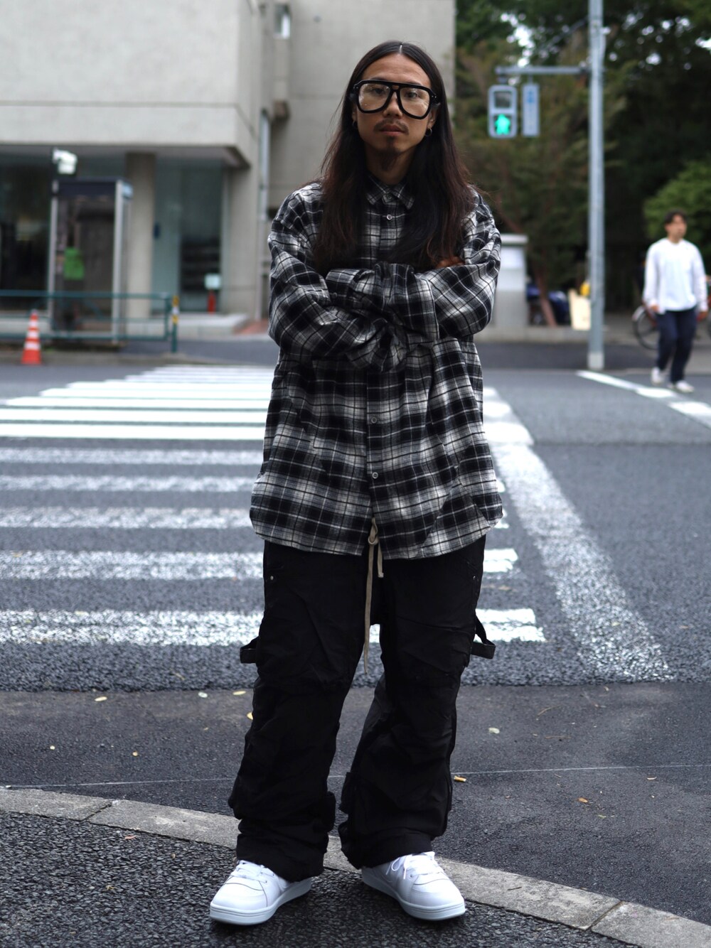 「秋服まるっと大公開、秋服、秋服準備はじめました、カジュアル、メンズコーデ、チェックシャツ、カーゴパンツ、undercover、FR(13)NDS、TAKAHIROMIYASHITA The SoloIst.」｜「TAKAHIROMIYASHITATheSoloIst.のアイテム（サングラス、ブラック系）」を使った、AOKIFLASH‼︎!さん（メンズ・166cm）の秋コーディネートの1枚目の写真