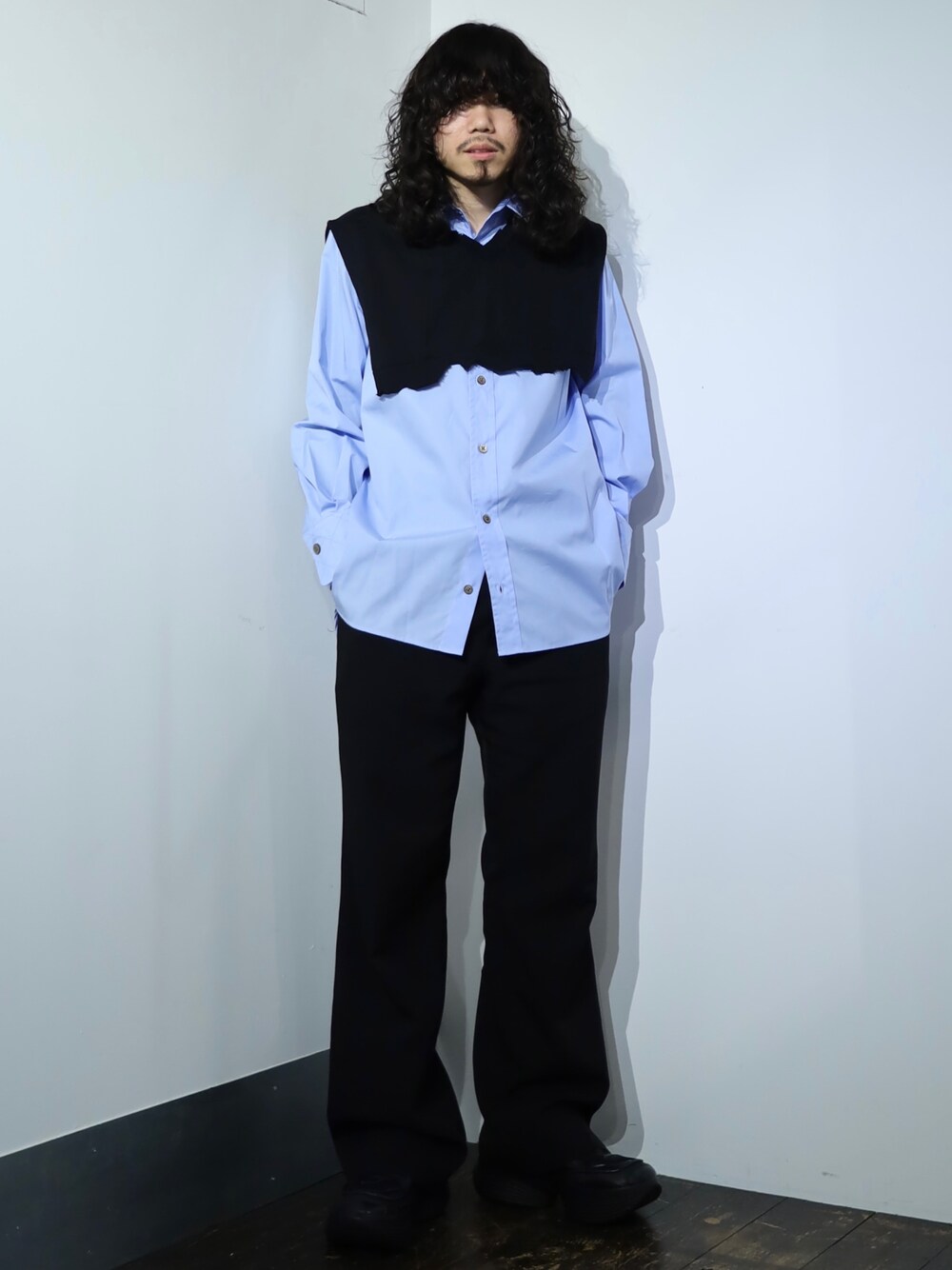 「休日スタイル、スニーカー、大人コーデ、シャツスタイル、フレアパンツ、レイヤードスタイル、TAKAHIROMIYASHITA The SoloIst.、ROBES&CONFECTIONS、ROYAL FLASH、代官山」｜「TAKAHIROMIYASHITATheSoloIst.のアイテム（ファッション雑貨、ブラック系）」を使った、AOKIFLASH‼︎!さん（メンズ・166cm）の冬コーディネートの1枚目の写真