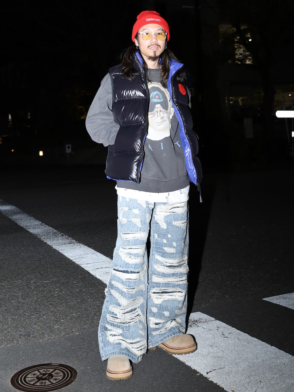 「クリスマスに着たい服、秋冬コーデ、大人コーデ、オトナカジュアル、ワイドパンツ、ワイドデニム、ダウンベスト、ビーニー、ブーツ、SAINT M××××××、a good bad influence、bowwow、SHERMER、TAKAHIROMIYASHITA The SoloIst.、GUCCI」｜「SAINT Mxxxxxxのアイテム（スウェット、ブラック系）」を使った、AOKIFLASH‼︎!さん（メンズ・166cm）の冬コーディネートの1枚目の写真