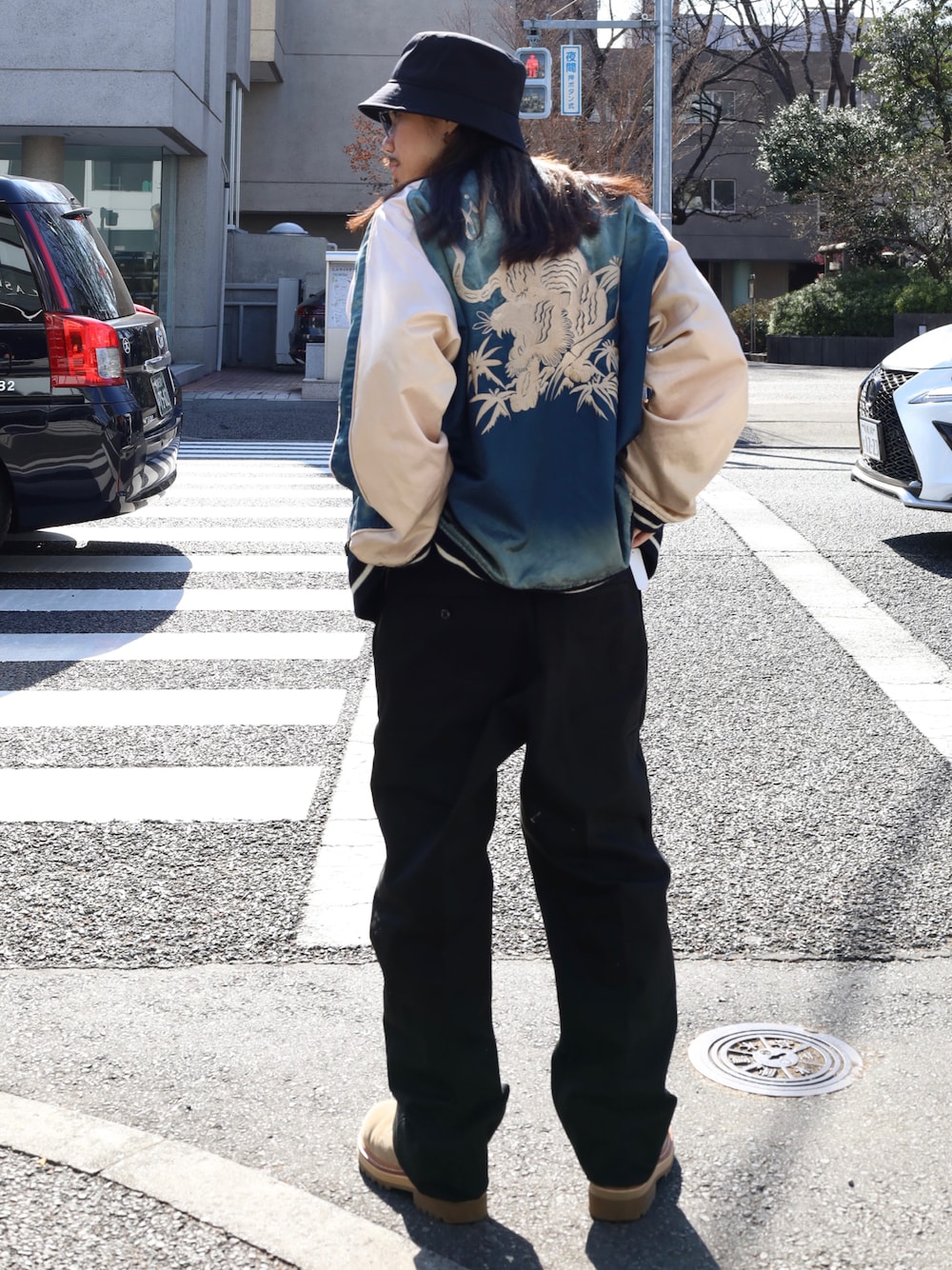 「ほめられ本命コーデ、メンズファッション、今日のコーデ、春、はるコーデ、スカジャン、チノパン、ブーツ、lucien pellat-finet、Maison MIHARA YASUHIRO、MIHARAYASUHIRO、SAINT M××××××」｜「saint mxxxxxxのアイテム（チノパンツ、ブラック系）」を使った、AOKIFLASH‼︎!さん（メンズ・166cm）の冬コーディネートの1枚目の写真