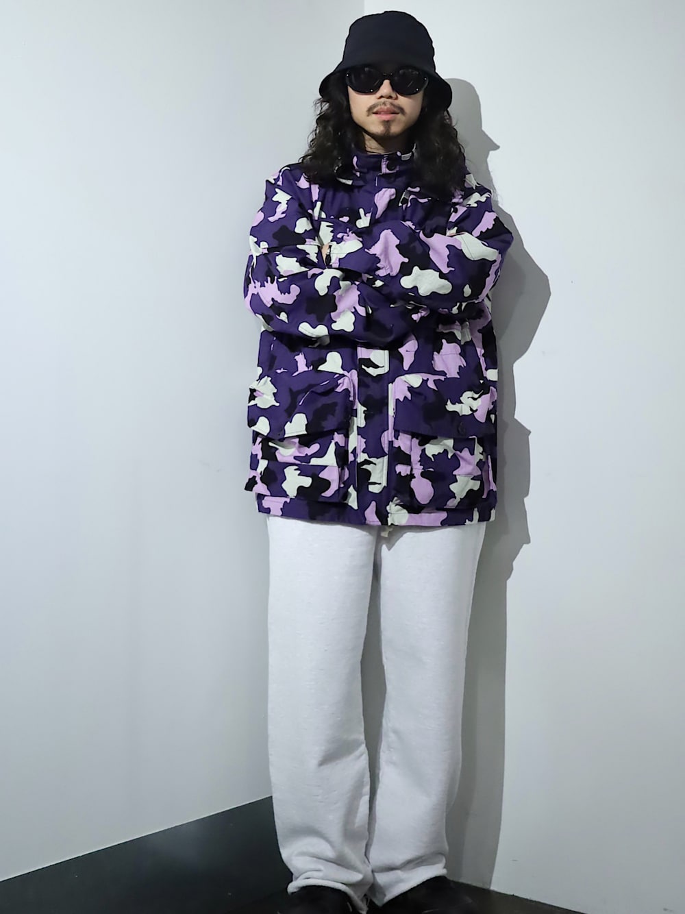「春服みてみて、大人カジュアル、迷彩、スウェット、スウェットパンツ、スニーカー、バケットハット、TAKAHIROMIYASHITA The SoloIst.、URU、Y-3、bowwow、Maison Margiela、ROYAL FLASH、代官山」｜「Y-3のY-3 BUCKET HAT（ハット、ブラック系）」を使った、AOKIFLASH‼︎!さん（メンズ・166cm）の春コーディネートの1枚目の写真
