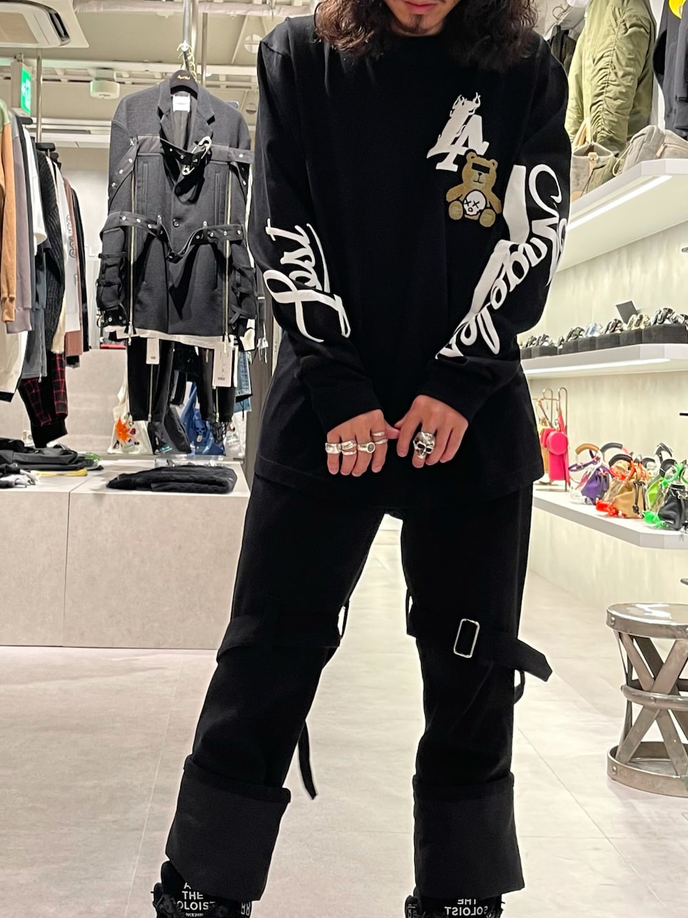 「秋服、秋のコーデ、袖プリント、ストーリート、ストリートMIX、STUD MUFFIN、studmuffin、ROYAL FLASH」｜「STUD MUFFINのSTUD MUFFIN/スタッドマフィン/LA Sleeve Bear アスレチック LS Tシャツ（Tシャツ/カットソー、ブラック系）」を使った、AOKIFLASH‼︎!さん（メンズ・166cm）の秋コーディネートの1枚目の写真