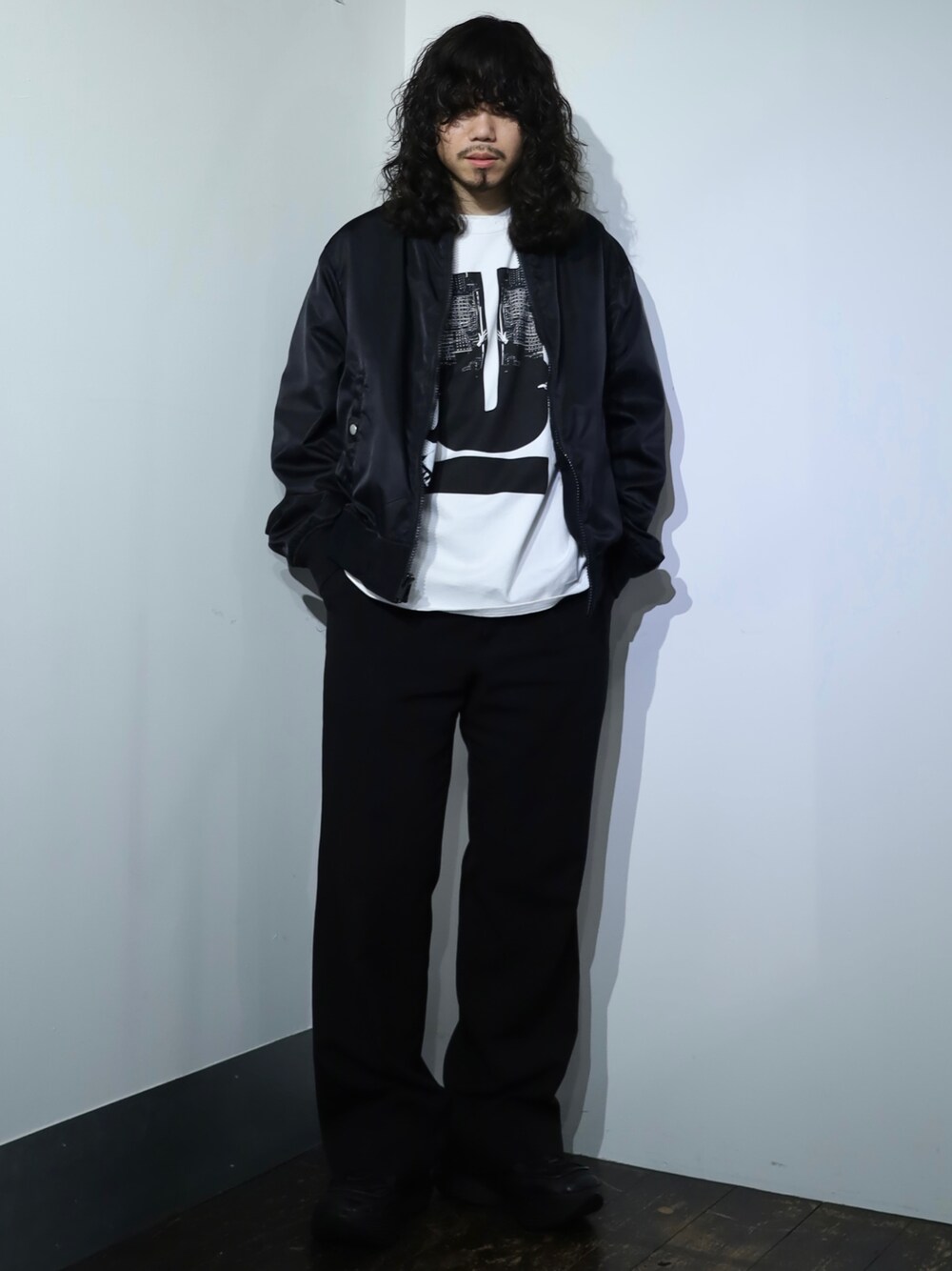 「休日スタイル、スニーカー、大人コーデ、休日コーデ、ストリート、MA-1、プリントT、undercover、undercoverism、ROYAL FLASH、代官山」｜「UndercoverismのUI1B4201（MA-1、ブラック系）」を使った、AOKIFLASH‼︎!さん（メンズ・166cm）の冬コーディネートの1枚目の写真