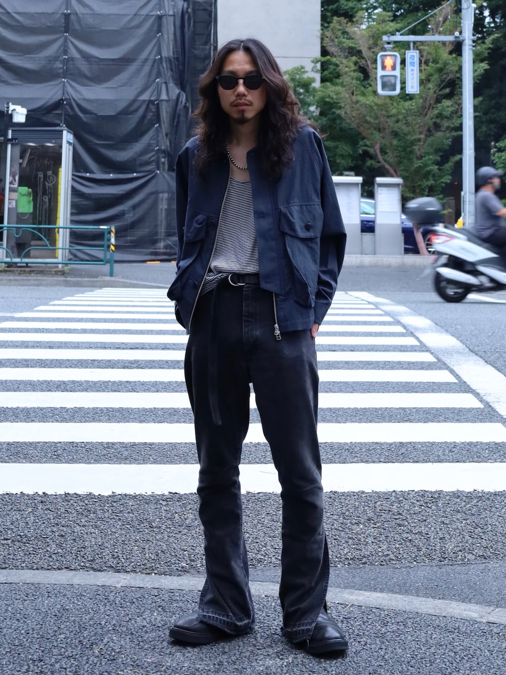 「カジュアル、シンプルコーデ、フレアパンツ、ショート丈、シャツジャケット、ボーダータンク、seven by seven、URU、URU TOKYO、RICK OWENS、ROYAL FLASH、代官山」｜「seven by sevenのアイテム（パンツ、ブラック系）」を使った、AOKIFLASH‼︎!さん（メンズ・166cm）の夏コーディネートの1枚目の写真