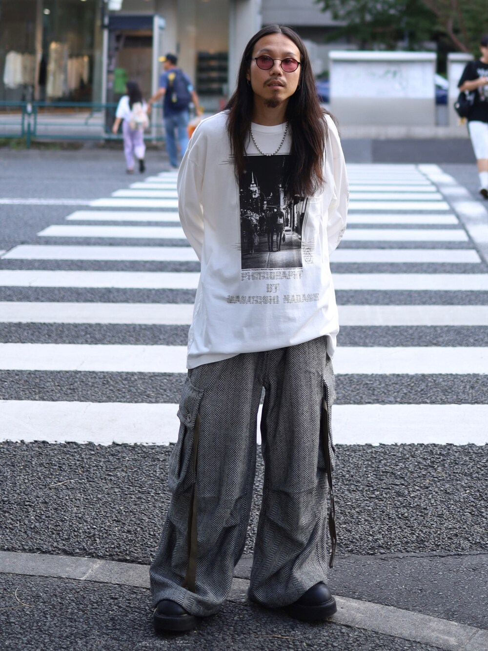 「アツいコーデ全部見せ、休日スタイル、今日のコーデ、カジュアル、ラフ、カーゴパンツ、ワイドパンツ、TAKAHIROMIYASHITA The SoloIst.、a.f artefact、代官山」｜「TAKAHIROMIYASHITATheSoloIst.のアイテム（Tシャツ/カットソー、ホワイト系）」を使った、AOKIFLASH‼︎!さん（メンズ・166cm）の夏コーディネートの1枚目の写真