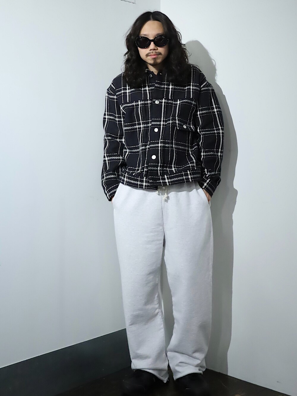 「春服みてみて、大人カジュアル、ラフ、スニーカーコーデ、モノトーン、スウェットパンツ、スウェットコーデ、ジージャン、seven by seven、bowwow、Maison Margiela、TAKAHIROMIYASHITA The SoloIst.、ROYAL FLASH、代官山」｜「seven by sevenのアイテム（ジャケット/アウター、ブラック系）」を使った、AOKIFLASH‼︎!さん（メンズ・166cm）の春コーディネートの1枚目の写真