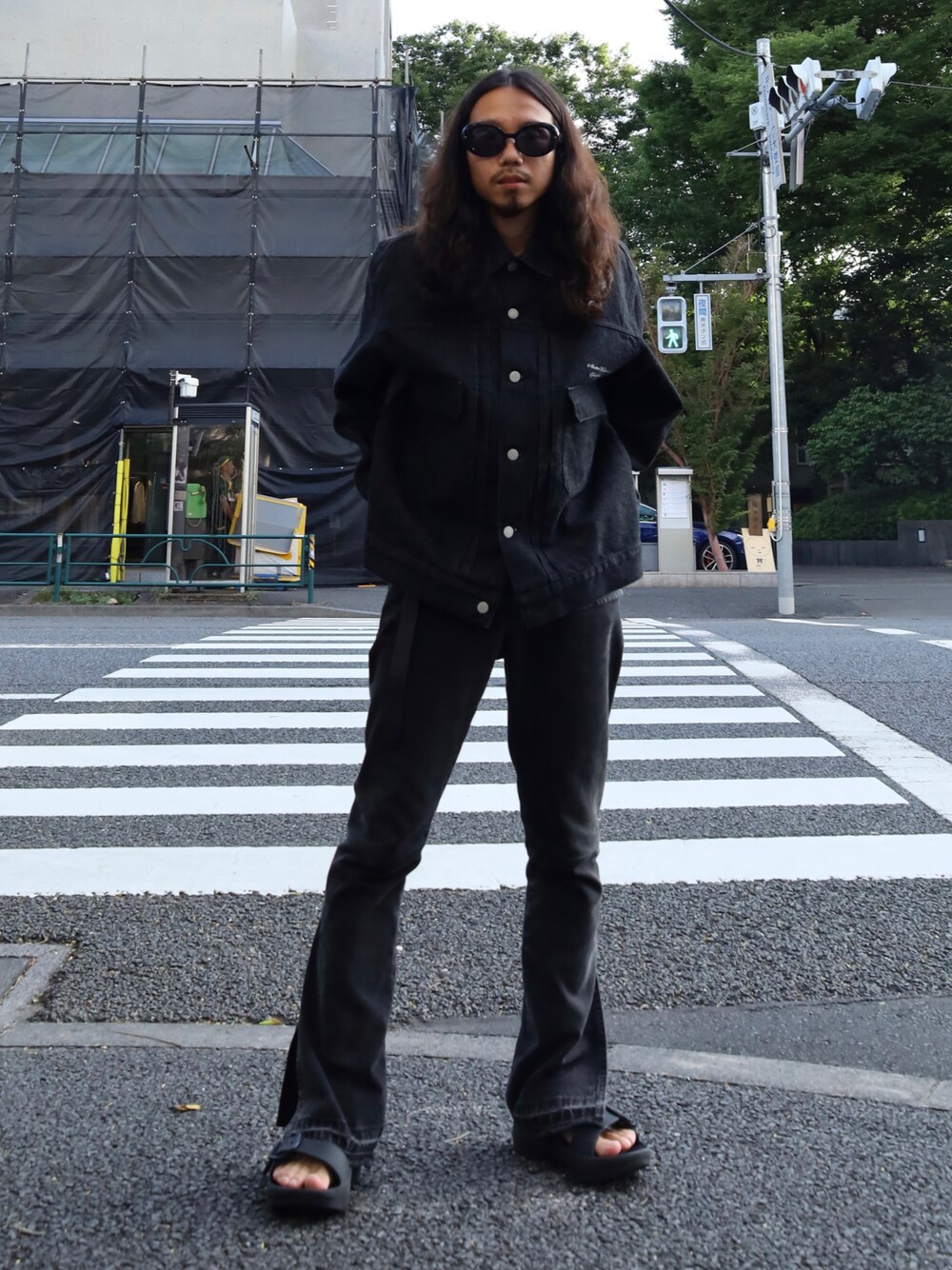 「リラックススタイル、今日のコーデ、デニム、デニムジャケット、フレアパンツ、リメイク、サンダル、ブラック、秋コーデ、ラフ、シンプルコーデ、undercover、seven by seven、TAKAHIROMIYASHITA The SoloIst.、ROYAL FLASH」｜「UNDERCOVERのUC2B4201（ブルゾン、ブラック系）」を使った、AOKIFLASH‼︎!さん（メンズ・166cm）の夏コーディネートの1枚目の写真