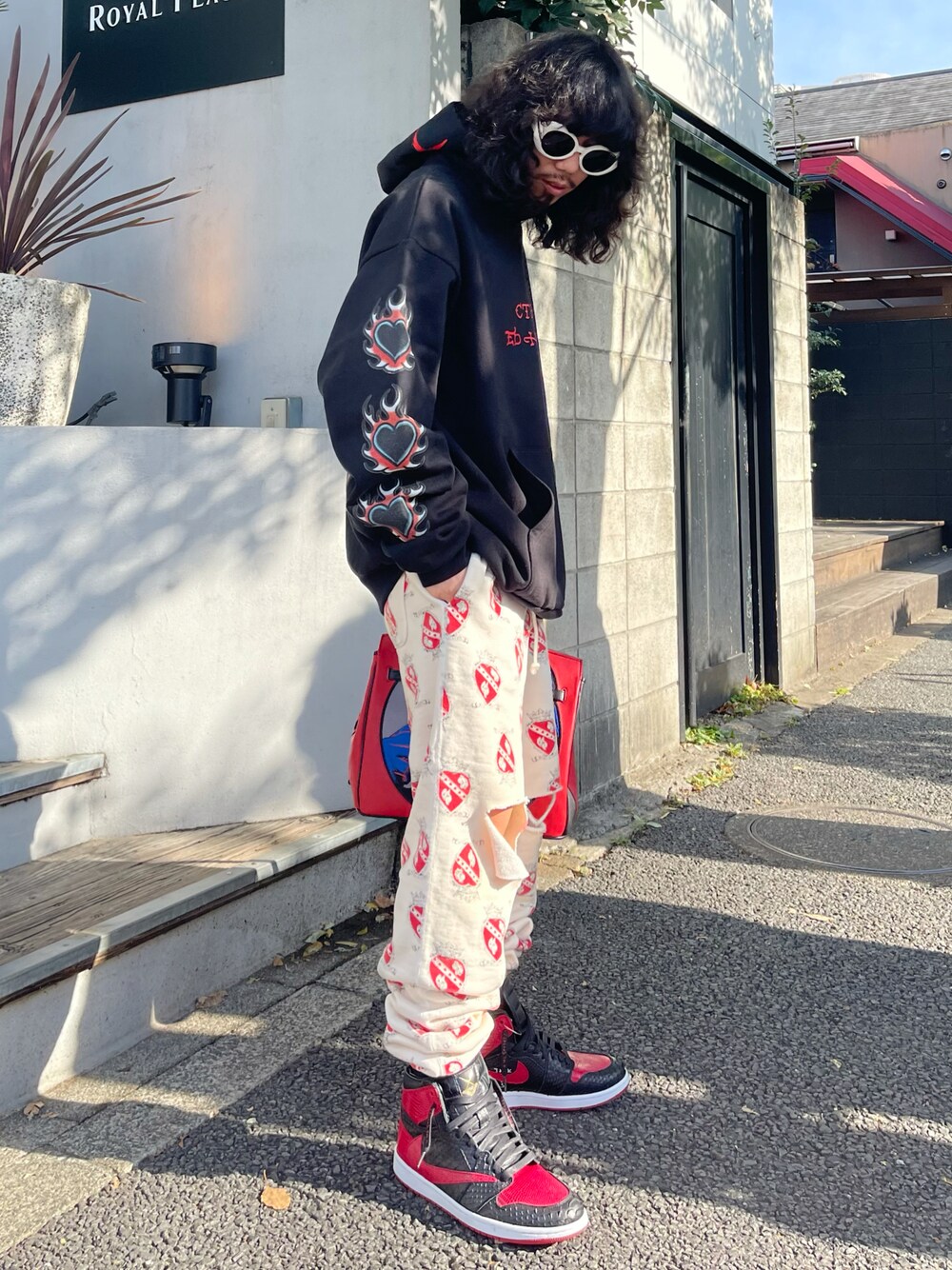 「オトナカジュアル、今日のコーデ、ストリートMIX、ストリート、リメイクバッグ、レザースニーカー、スウエット、saint michael、stan、punktum、TAKAHIROMIYASHITA The SoloIst.、ROYAL FLASH、代官山」｜「cvtlistのアイテム（パーカー、ブラック系）」を使った、AOKIFLASH‼︎!さん（メンズ・166cm）の冬コーディネートの1枚目の写真