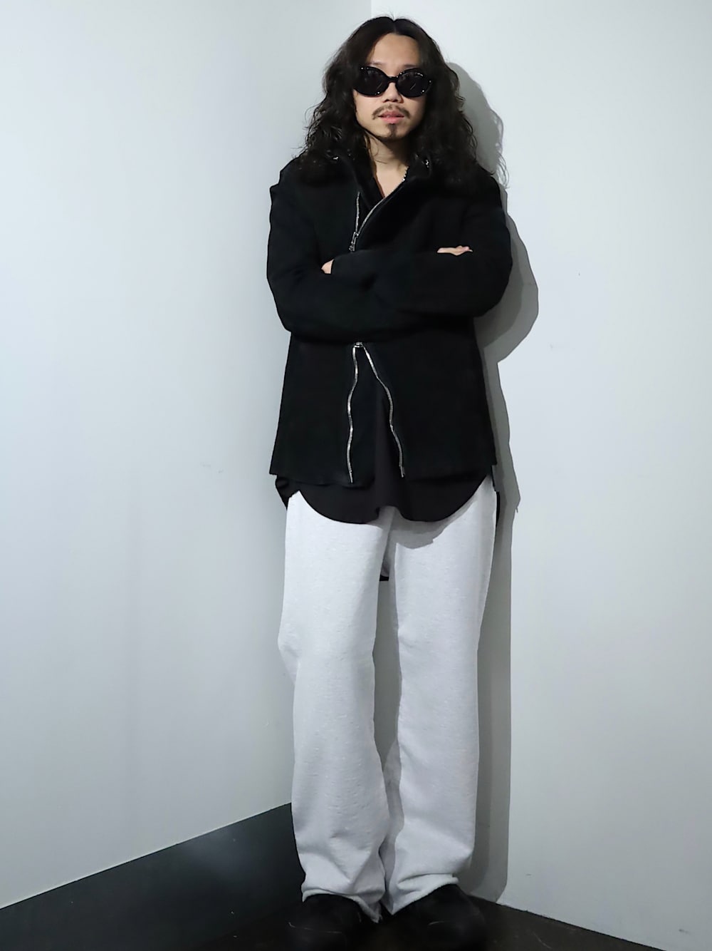 「春服みてみて、大人カジュアル、スニーカーコーデ、ライダース、ライダースジャケット、レザージャケット、ブラック、モノトーン、ISAMU KATAYAMA BACKLASH、bowwow、TAKAHIROMIYASHITA The SoloIst.、Maison Margiela、ROYAL FLASH、代官山」｜「ISAMU KATAYAMA BACKLASHのアイテム（ライダースジャケット、ブラック系）」を使った、AOKIFLASH‼︎!さん（メンズ・166cm）の春コーディネートの1枚目の写真