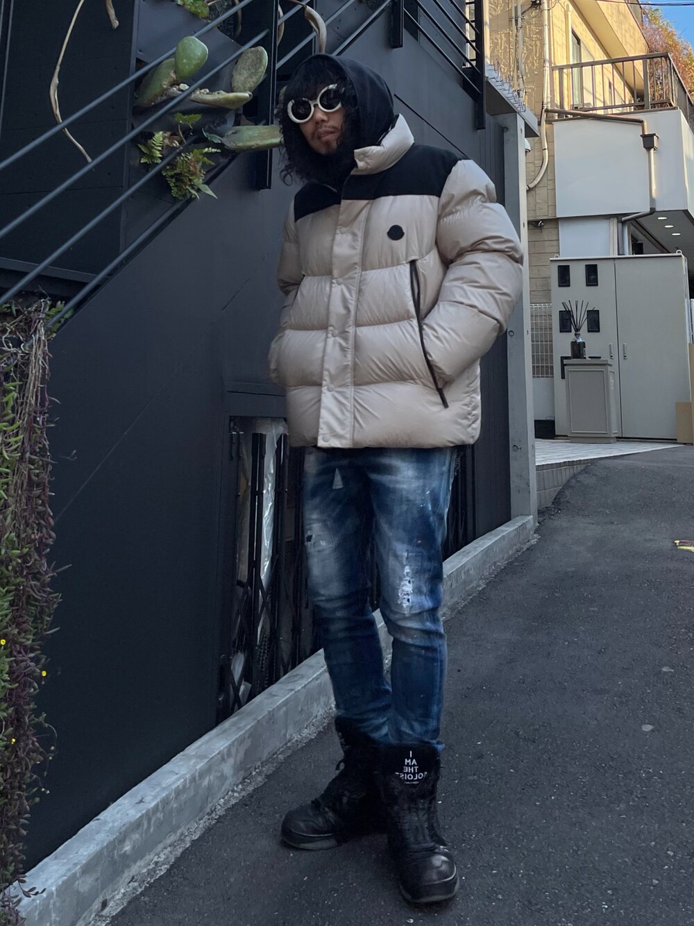 「冬のコーデ、今日のコーデ、シンプル、カジュアル、ハイカットスニーカー、デニム、ダウンジャケット、MONCLER、モンクレール、DSQUARED2、TAKAHIROMIYASHITA The SoloIst.、ROYAL FLASH、代官山」｜「MONCLERのアイテム（ダウンジャケット/コート、ベージュ系）」を使った、AOKIFLASH‼︎!さん（メンズ・166cm）の冬コーディネートの1枚目の写真