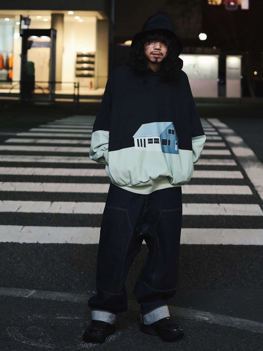 「オトナカジュアル、大人コーデ、ワイドパンツ、サルエルデニム、ハット、パーカー、オーバーサイズ、undercover、BACKLASH THE COVERS、ISAMU KATAYAMA BACKLASH、ROYAL FLASH、grounds、代官山」｜「UNDERCOVERのUC1B4H01（ハット、ブラック系）」を使った、AOKIFLASH‼︎!さん（メンズ・166cm）の冬コーディネートの1枚目の写真
