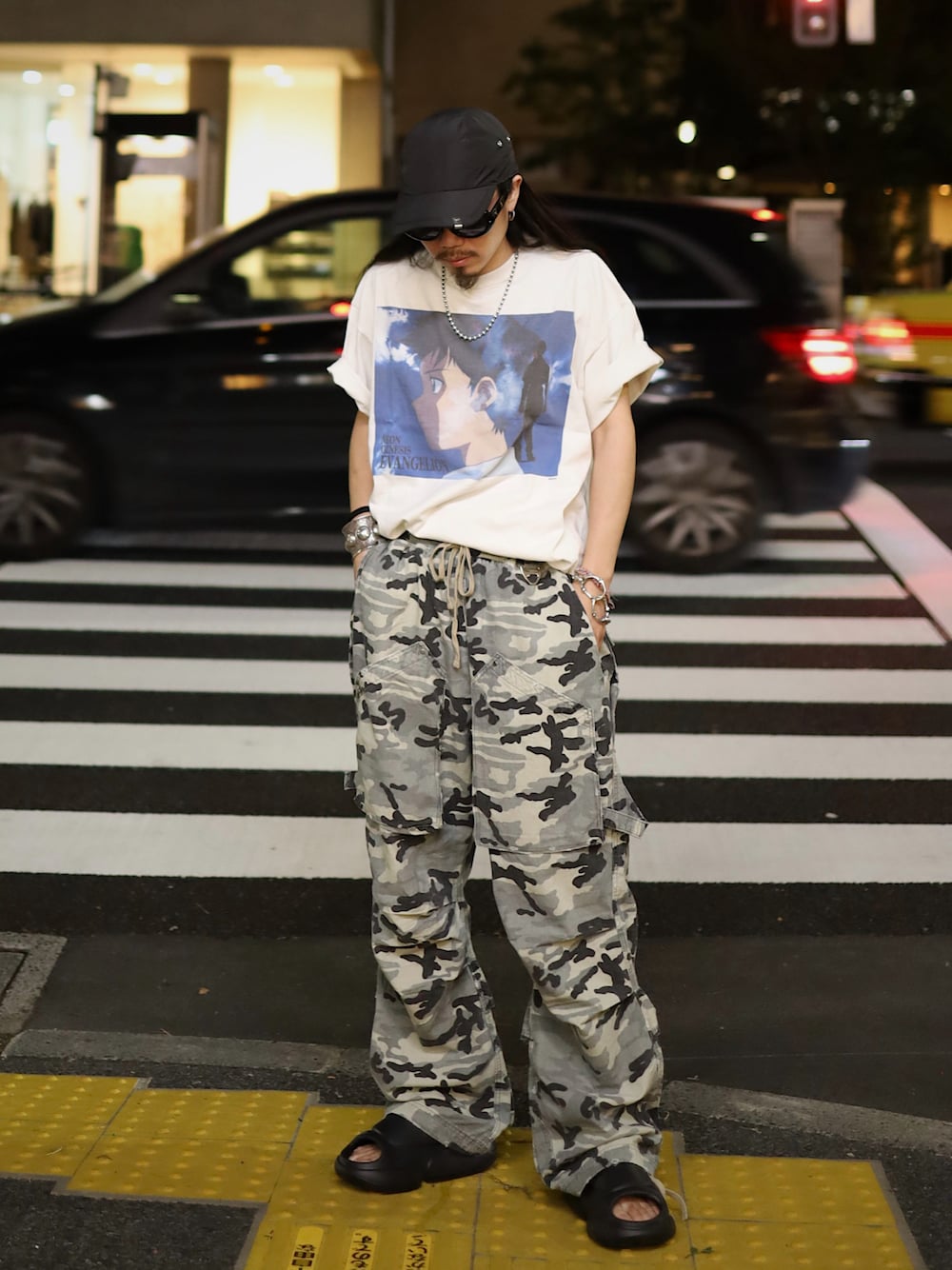 「大人カジュアル、初夏コーデ、春夏コーデ、ファッションを楽しもう、迷彩、カーゴパンツ、1017 ALYX 9SM、SAINT M××××××、FR(13)NDS、エヴァンゲリオン、evangelion、代官山、ROYAL FLASH」｜「1017 ALYX 9SMのLIGHTWEIGHT LIGHTERCAP HAT（キャップ、ブラック系）」を使った、AOKIFLASH‼︎!さん（メンズ・166cm）の春コーディネートの1枚目の写真