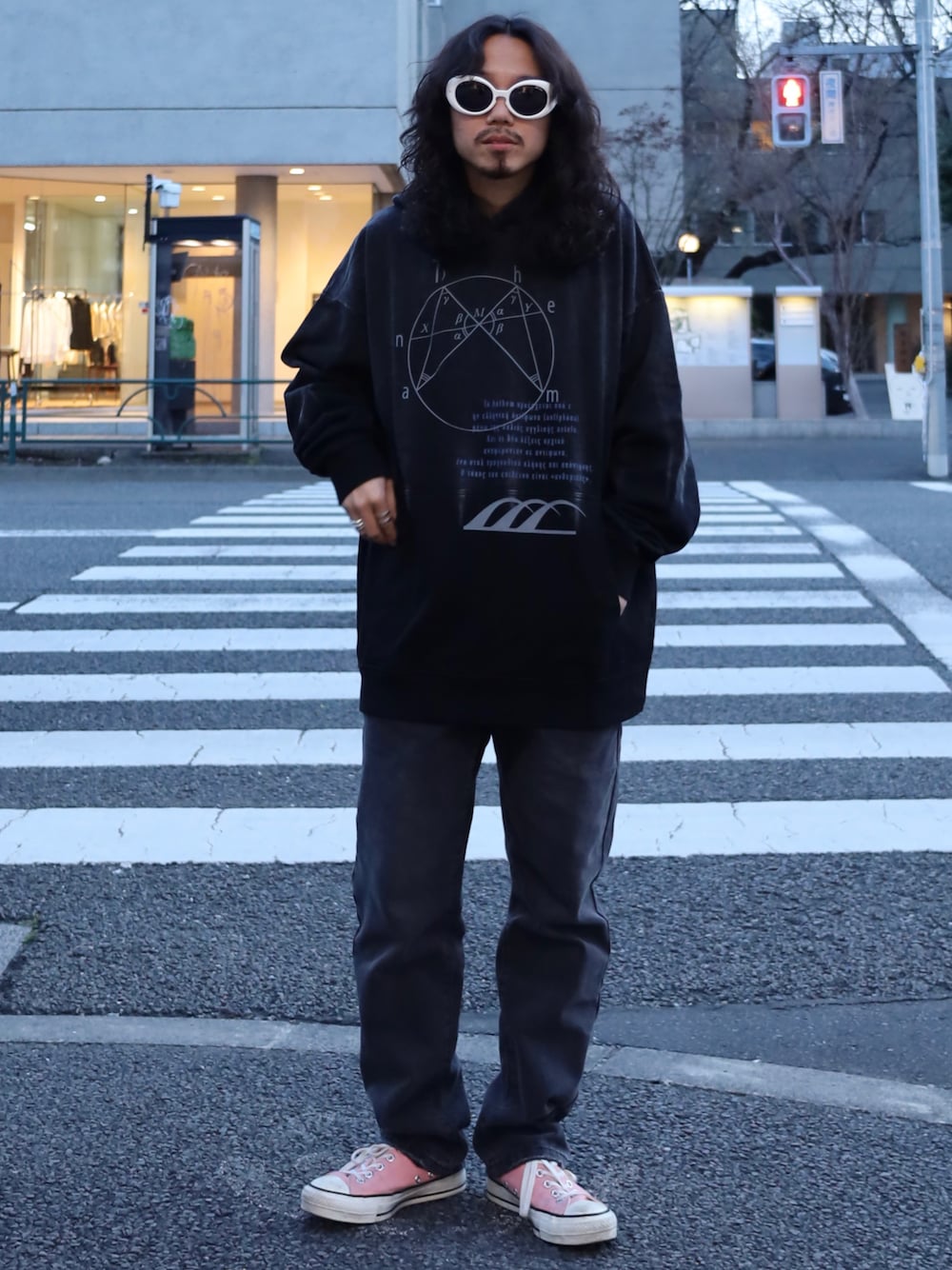 「休日スタイル、カジュアルコーデ、はるコーデ、大人コーデ、ラフ、プルオーバー、パーカー、ブラック、ピンク、スニーカー、TAKAHIROMIYASHITA The SoloIst.、ANTHEM、converse、ROYAL FLASH、代官山」｜「ANTHEMのアイテム（パーカー、ブラック系）」を使った、AOKIFLASH‼︎!さん（メンズ・166cm）の春コーディネートの1枚目の写真