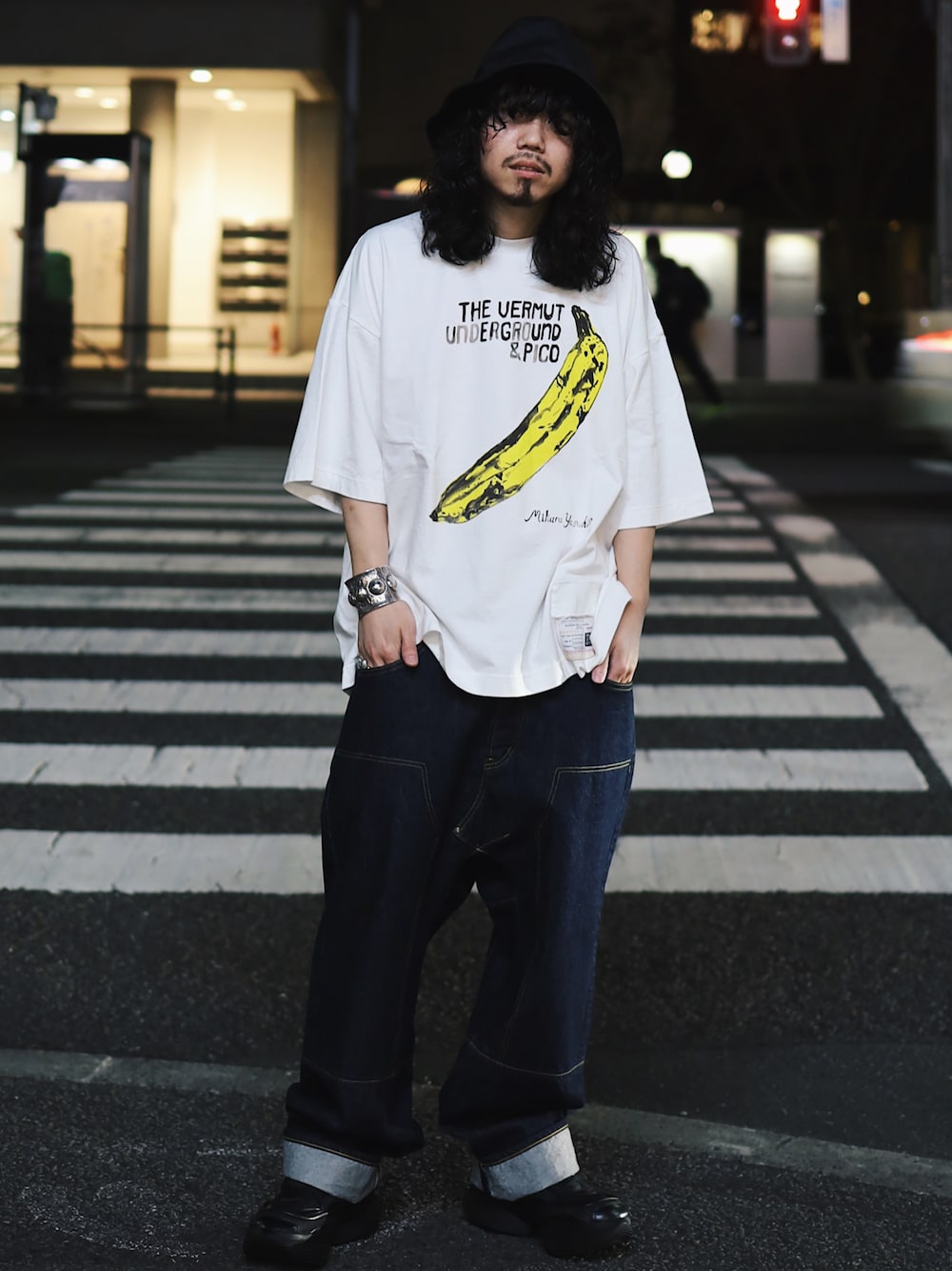 「オトナカジュアル、大人コーデ、休日スタイル、ワイドパンツ、サルエルデニム、ハット、Tシャツ、Maison MIHARA YASUHIRO、BACKLASH THE COVERS、ISAMU KATAYAMA BACKLASH、undercover、ROYAL FLASH、代官山」｜「UNDERCOVERのUC1B4H01（ハット、ブラック系）」を使った、AOKIFLASH‼︎!さん（メンズ・166cm）の冬コーディネートの1枚目の写真