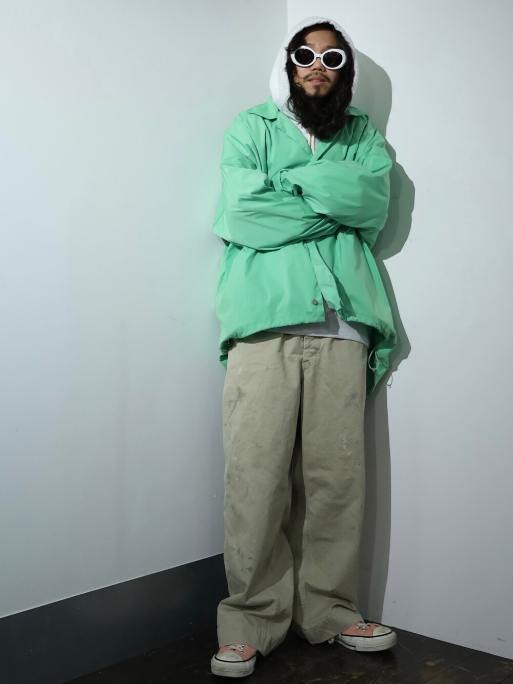 「春服みてみて、春コーデ、春、休日スタイル、大人コーデ、チノパン、ライムグリーン、ワイドパンツ、bowwow、URU、TAKAHIROMIYASHITA The SoloIst.、ROYAL FLASH、代官山」｜「BOWWOWのアイテム（チノパンツ、ベージュ系）」を使った、AOKIFLASH‼︎!さん（メンズ・166cm）の春コーディネートの1枚目の写真