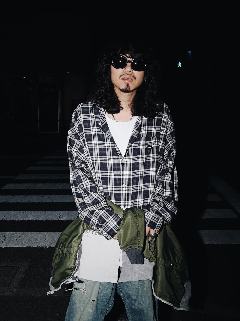 「私の推しブランド、undercoverism、アンダーカバー、undercover、アンダーカバーイズム、チェックシャツ、レイヤード、ドッキング、MA-1、腰巻きスタイル、TAKAHIROMIYASHITA The SoloIst.、ROYAL FLASH、代官山」｜「TAKAHIROMIYASHITATheSoloIst.のkurt.（サングラス、ブラック系）」を使った、AOKIFLASH‼︎!さん（メンズ・166cm）の冬コーディネートの1枚目の写真