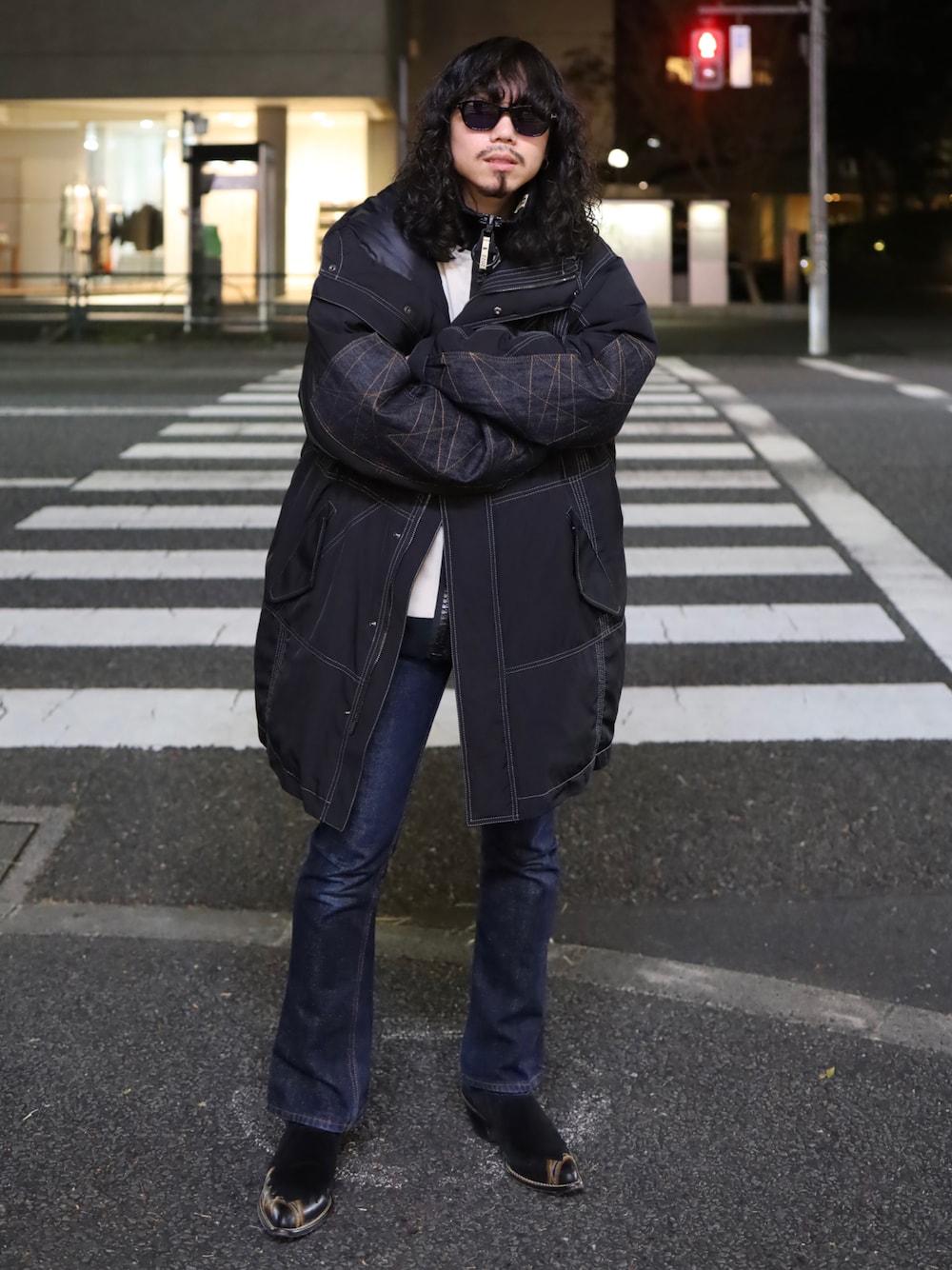 「冬コーデ、休日スタイル、黒、オーバーサイズ、モンスターパーカー、インナージャージ、ジャージ、ジャージコーデ、トラックジャケット、フレアパンツ、ブーツ、ISAMU KATAYAMA BACKLASH、MIHARAYASUHIRO、Maison MIHARA YASUHIRO、BED J.W. FORD」｜「ISAMU KATAYAMA BACKLASHのISAMUKATAYAMA BACKLASH THE COVERS/バックラッシュ ザ カバーズ/MONSTER PARKER DOWN（ダウンジャケット/コート、ブラック系）」を使った、AOKIFLASH‼︎!さん（メンズ・166cm）の冬コーディネートの1枚目の写真
