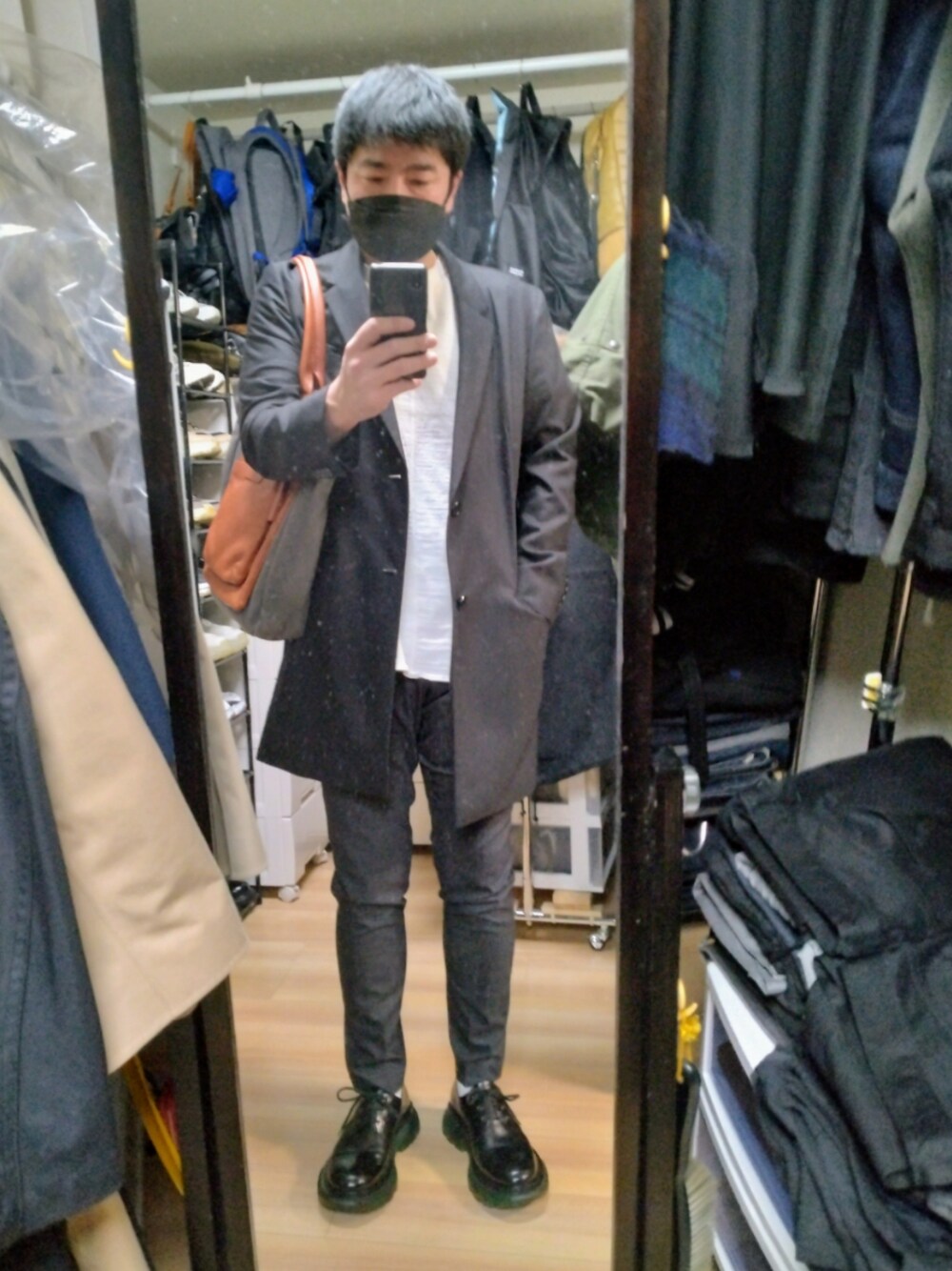 「Alexander McQueenのアイテム（ドレスシューズ、ブラック系）」を使った、高さん（メンズ・176cm）の春コーディネートの1枚目の写真