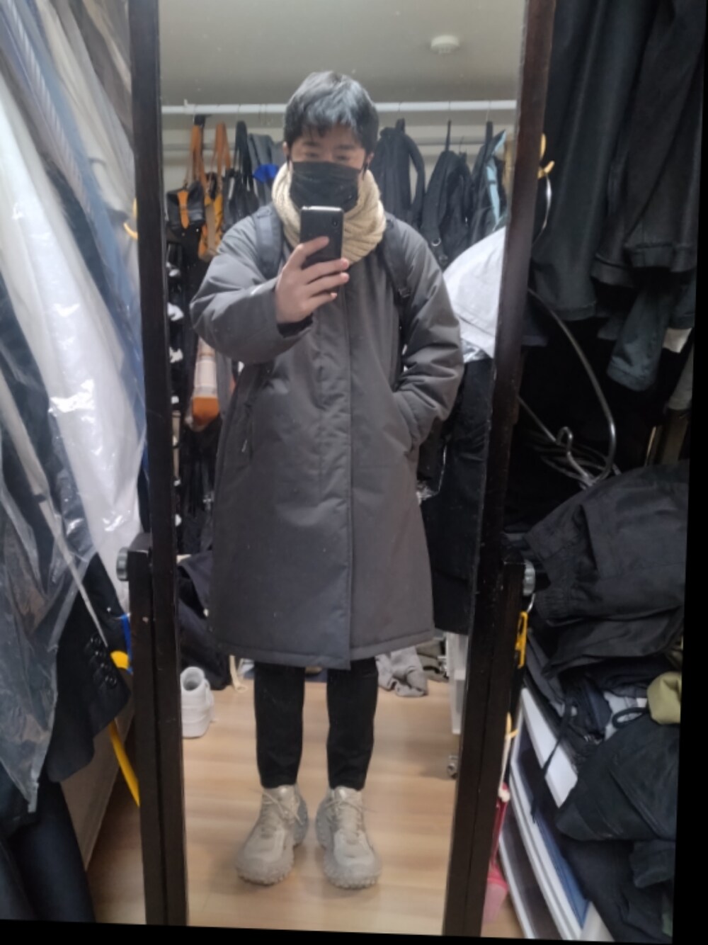 「BALENCIAGAのDefender（スニーカー、ベージュ系）」を使った、高さん（メンズ・176cm）の冬コーディネートの1枚目の写真