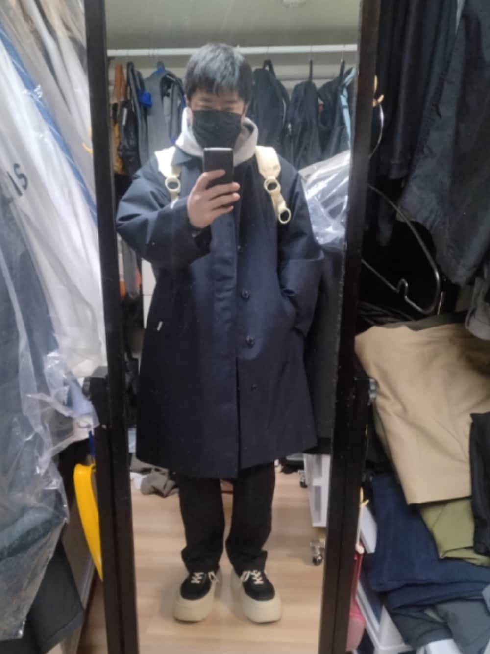 「MM6 Maison MargielaのRUBBER SOLE SNEAKERS（スニーカー、ブラック系）」を使った、高さん（メンズ・176cm）の春コーディネートの1枚目の写真