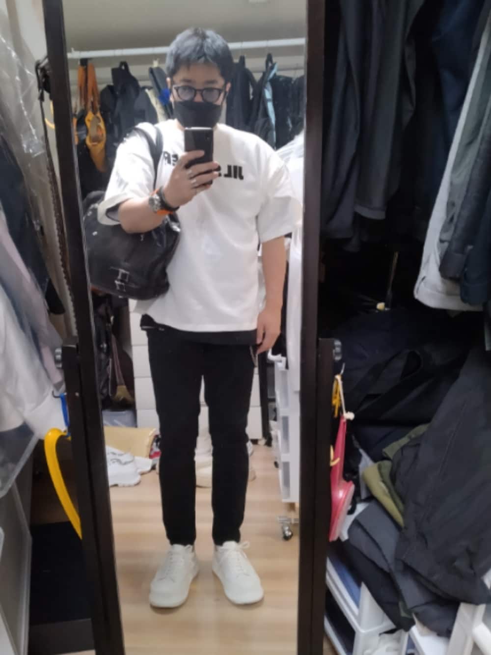 「JIL SANDERのSNEAKERS（スニーカー、ホワイト系）」を使った、高さん（メンズ・176cm）の夏コーディネートの1枚目の写真