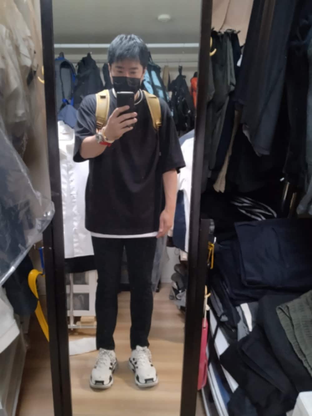 「BALENCIAGAのBALENCIAGA / ADIDAS TRIPLE S（スニーカー、ホワイト系）」を使った、高さん（メンズ・176cm）の秋コーディネートの1枚目の写真