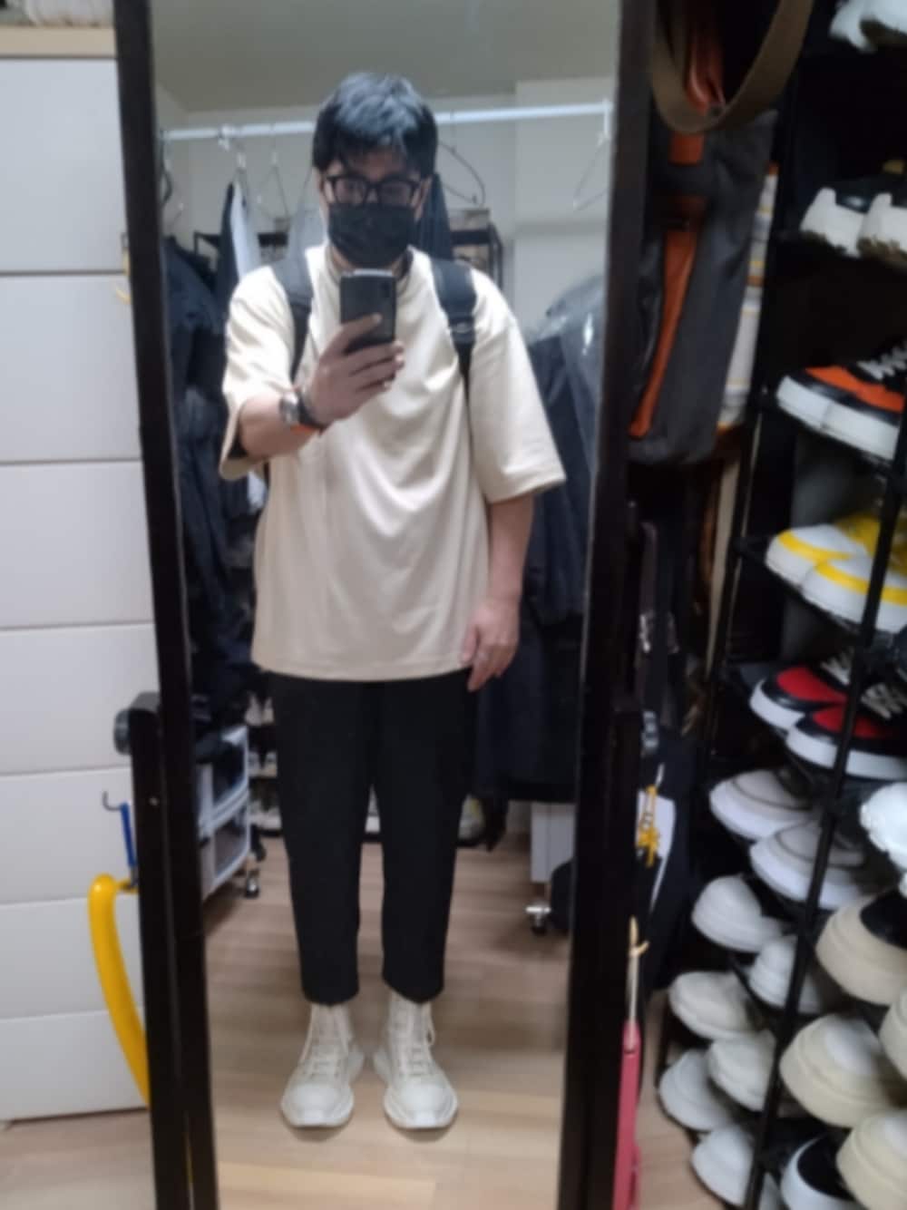 「DRKSHDWのAbstract Sneaks（スニーカー、ホワイト系）」を使った、高さん（メンズ・176cm）の春コーディネートの1枚目の写真