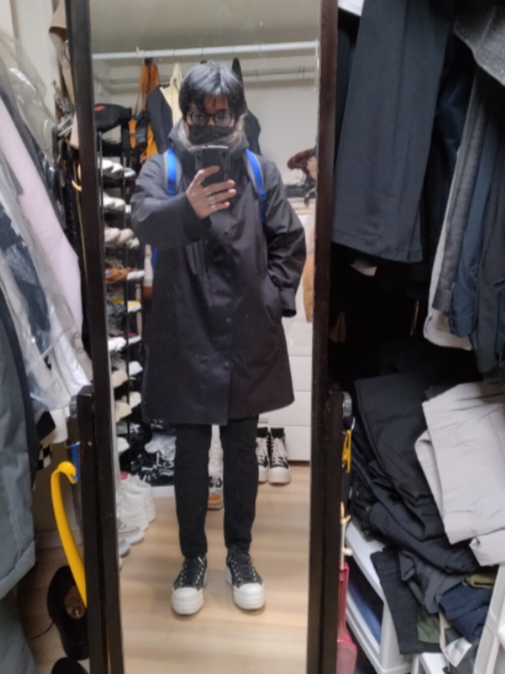 「DRKSHDWのdrkshdw×CONVERSE（スニーカー、ブラック系）」を使った、高さん（メンズ・176cm）の冬コーディネートの1枚目の写真