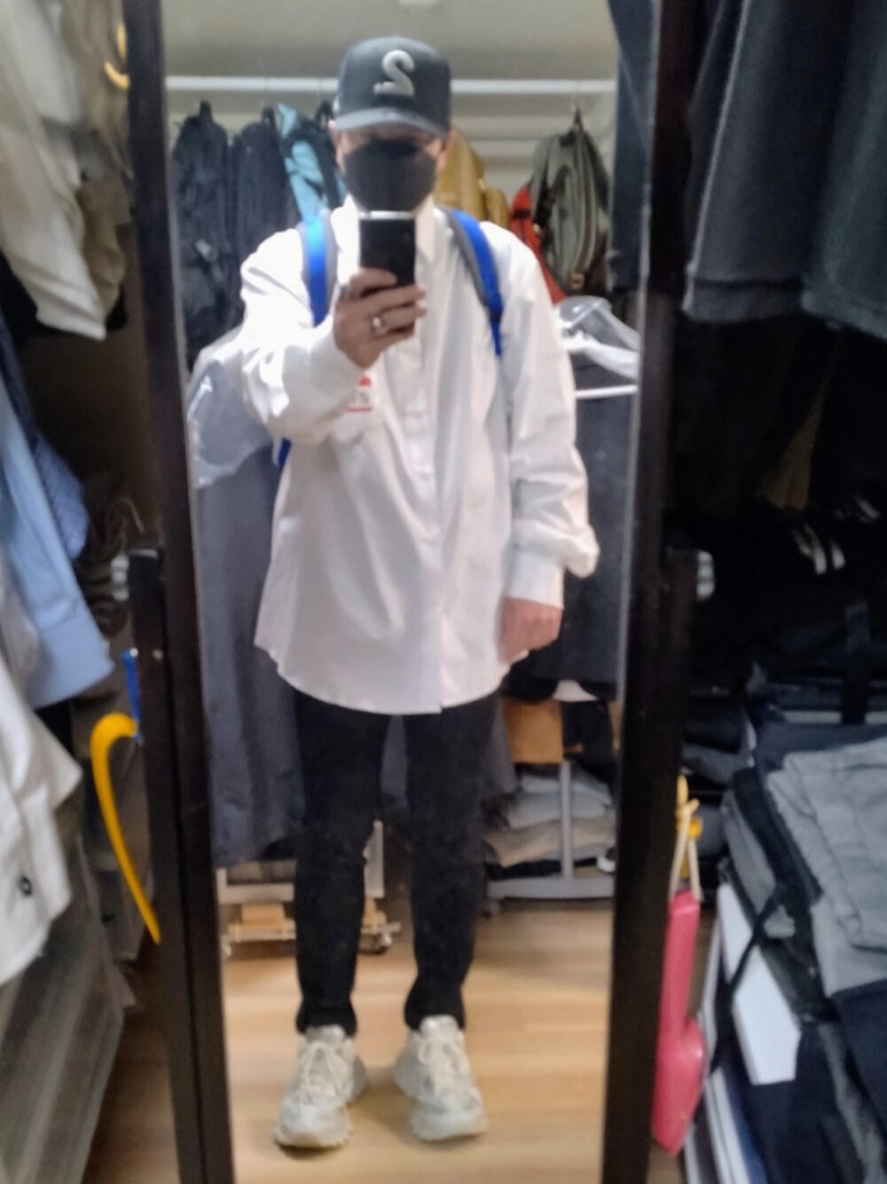ホワイト系のスニーカー、ブラック系のデニムパンツ、ホワイト系のシャツ/ブラウスを着用したメンズの春コーディネートの1枚目の写真