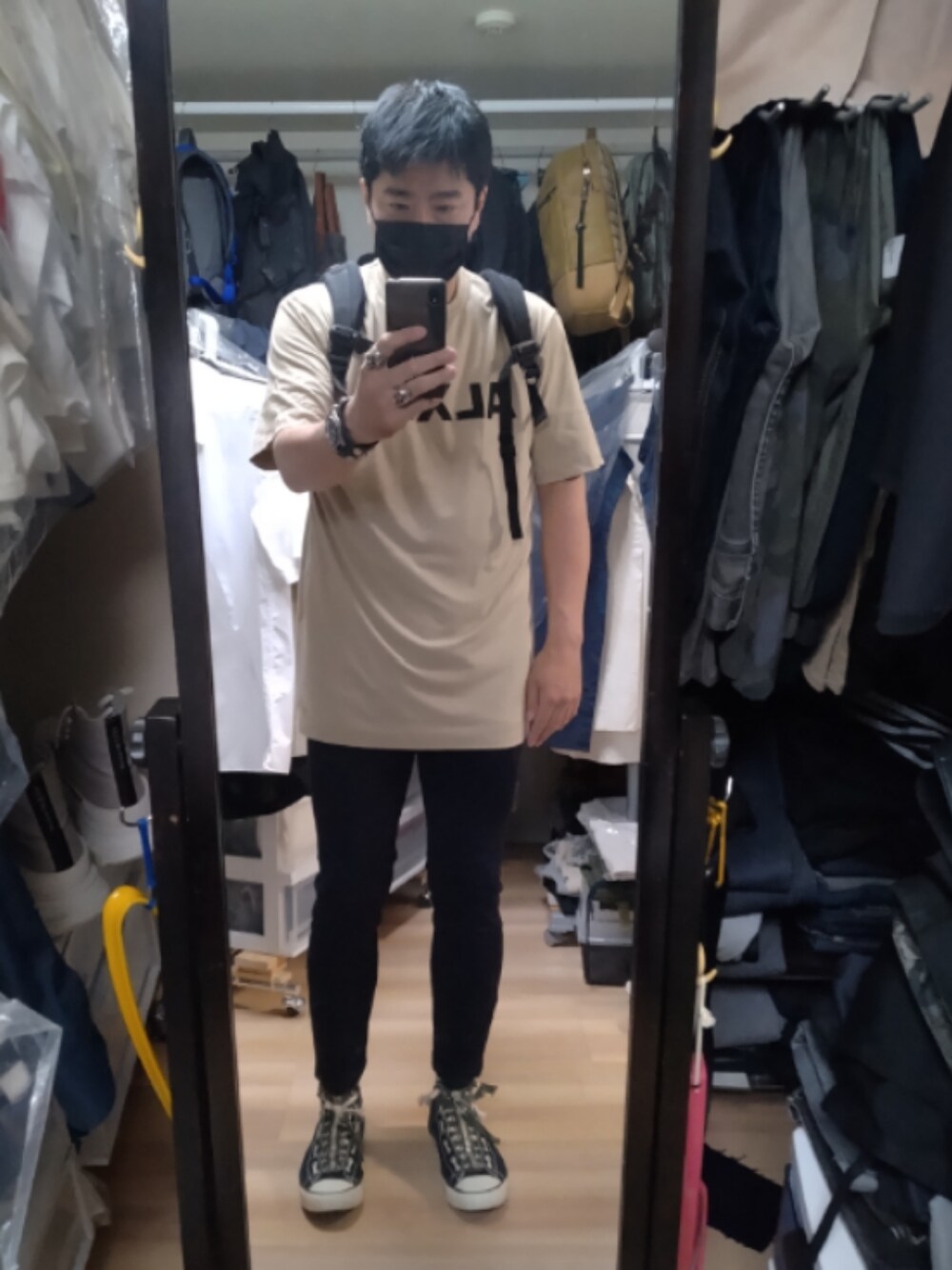 「UNDERCOVERのUNDERCOVER × TAKAHIRO MIYASHITA The Soloist（スニーカー、ブルー系）」を使った、高さん（メンズ・176cm）の秋コーディネートの1枚目の写真