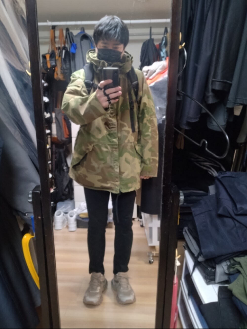 「BALENCIAGAのTrack.3（スニーカー、ベージュ系）」を使った、高さん（メンズ・176cm）の冬コーディネートの1枚目の写真