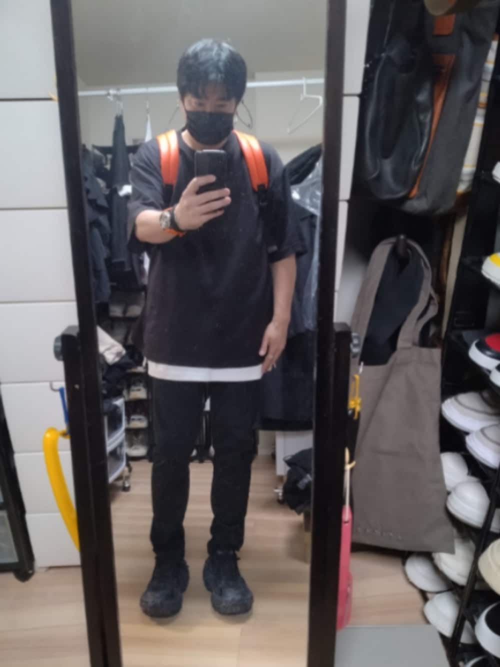「BALENCIAGAのDefender（スニーカー、ブラック系）」を使った、高さん（メンズ・176cm）の春コーディネートの1枚目の写真