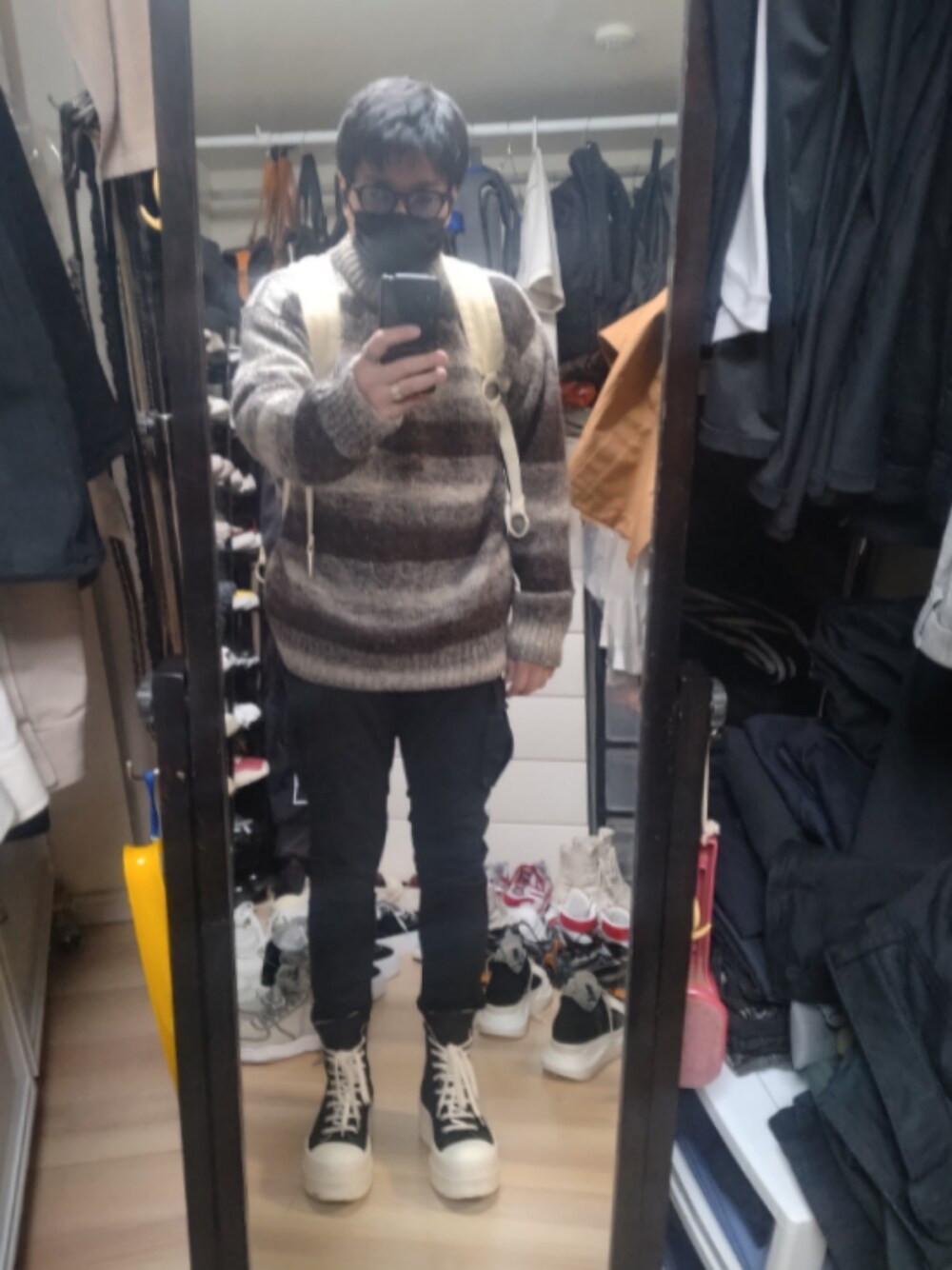「DRKSHDWのMega Bumper Sneaks （スニーカー、ブラック系）」を使った、高さん（メンズ・176cm）の秋コーディネートの1枚目の写真