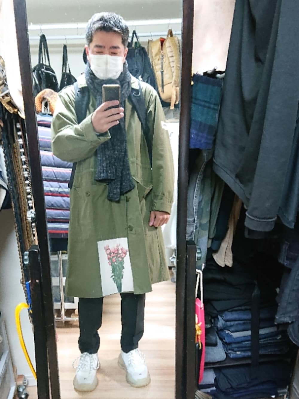 「BALENCIAGAのTriple S（スニーカー、ホワイト系）」を使った、高さん（メンズ・176cm）の冬コーディネートの1枚目の写真